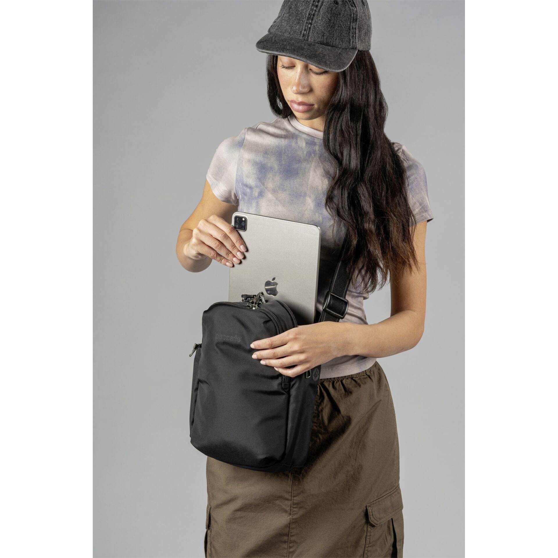 Pacsafe Notebook Tasche V Tour Crossbody schwarz Passend für maximal: 27,9cm (11") Schwarz