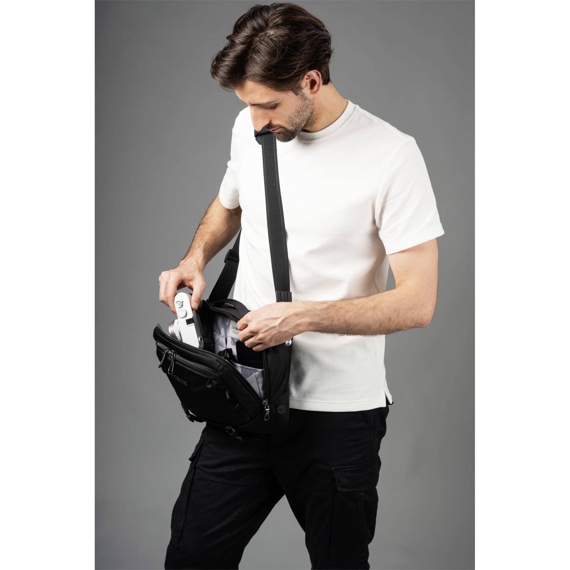 Pacsafe Notebook Tasche EXP 12 Sling Passend für maximal: 33,0cm (13") Schwarz