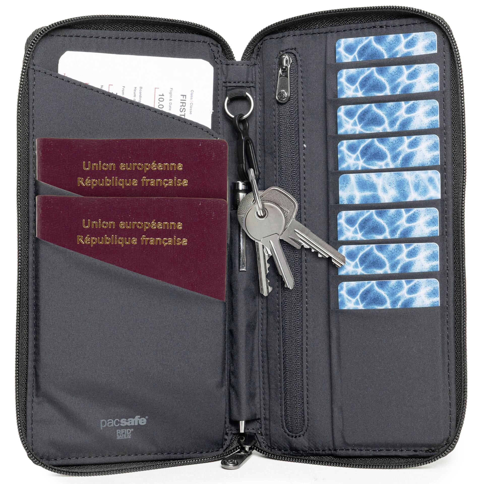 Geöffnete Reisebrieftasche mit zwei Reisepässen, mehreren Kartenfächern, einer Reißverschlusstasche mit Schlüsseln und einem Dokumentenfach.