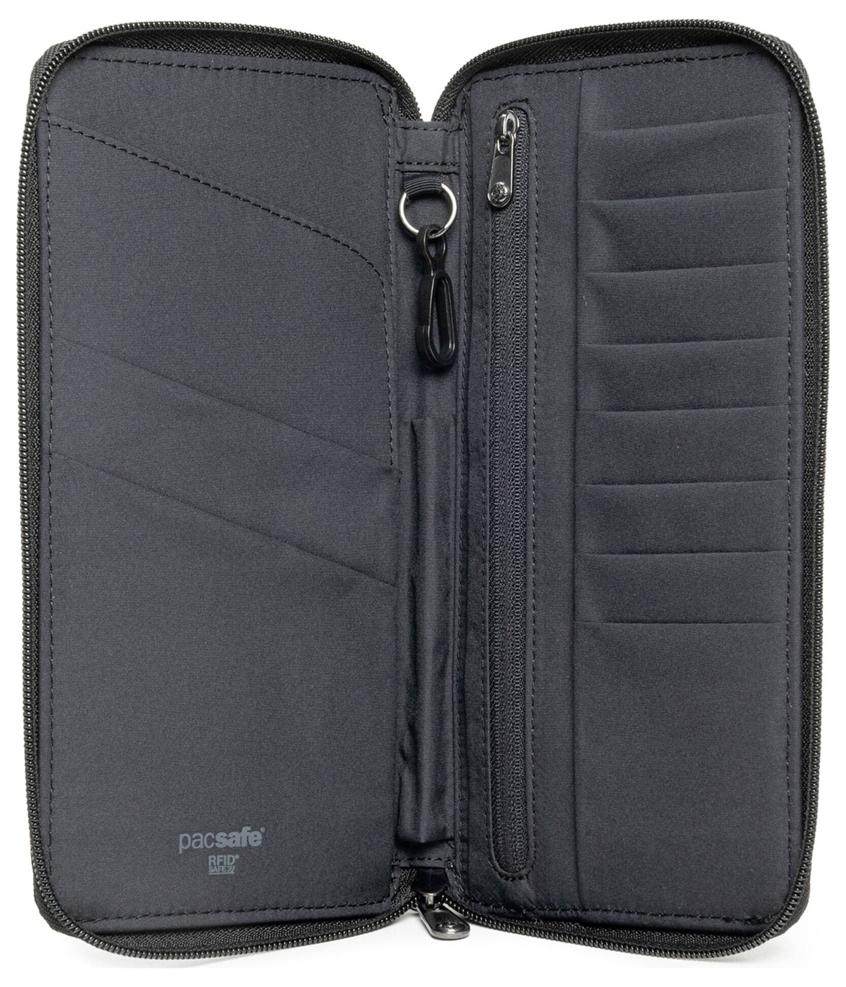 Eine offene schwarze Reisebrieftasche mit Reißverschluss, mehreren Kartenfächern, einem Münzfach und einer Schlüsselhalterung, die zur Organisation von Reiseutensilien entwickelt wurde.