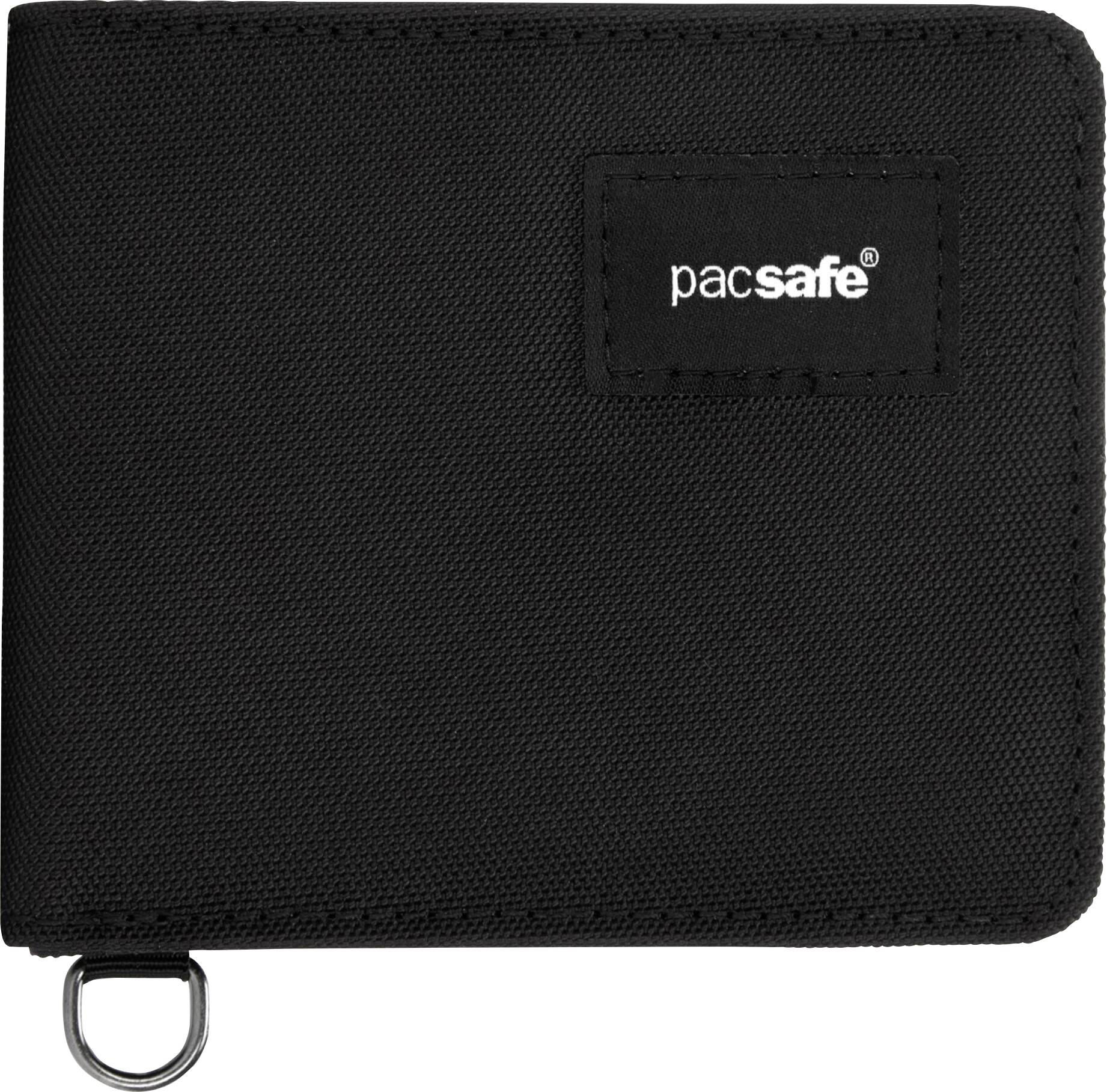 Ein schwarzes Stoff-Portemonnaie mit dem 'pacsafe' Logo in Weiß auf der Vorderseite, versehen mit einer Metallschlaufe in der unteren linken Ecke.