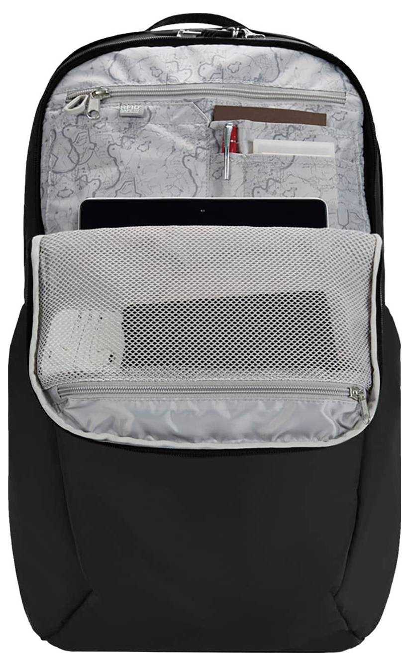 Schwarzer Rucksack, geöffnet, um Innentaschen mit Notizbuch, Stiften und einem Tablet zu zeigen. Eine Reißverschlusstasche aus Netzstoff enthält Ladegerät und Kabel.