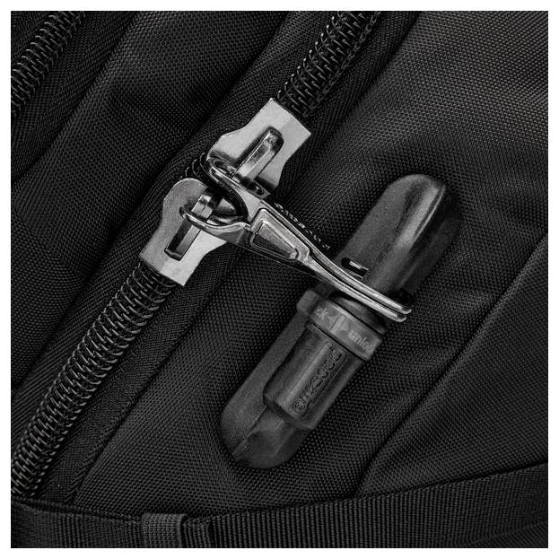 Ein schwarzes Schloss sichert die Reißverschlüsse eines schwarzen Rucksacks und erhöht damit die Sicherheit.