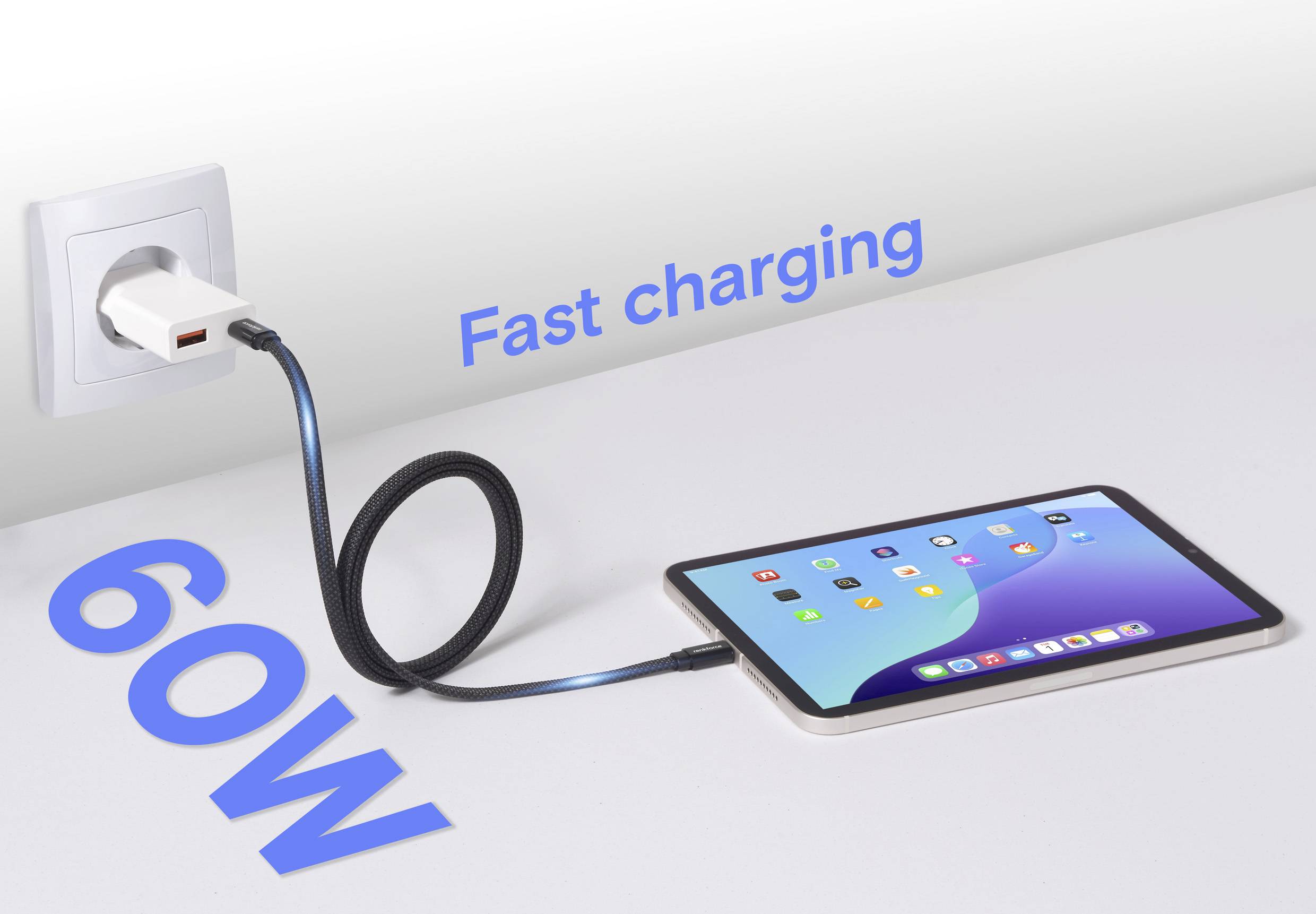 Eine Tablette, die mit einem Ladekabel an einer Wandsteckdose angeschlossen ist. Der Text zeigt 