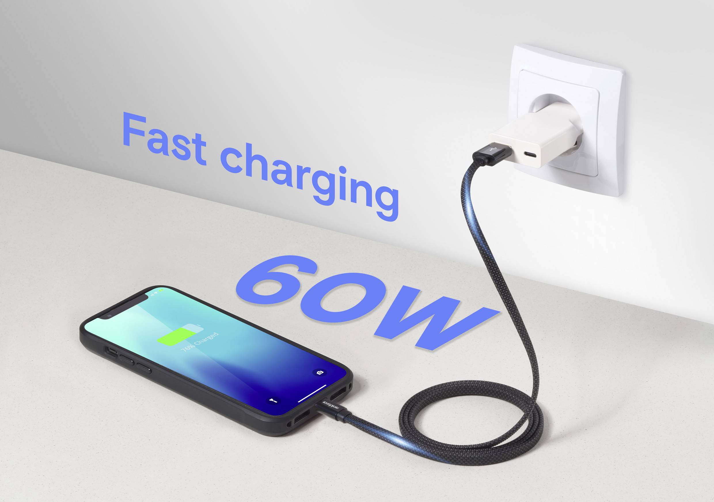 Ein Smartphone, das mit einem Kabel an einer Steckdose angeschlossen ist und ein Ladeicon anzeigt. Text lautet: 