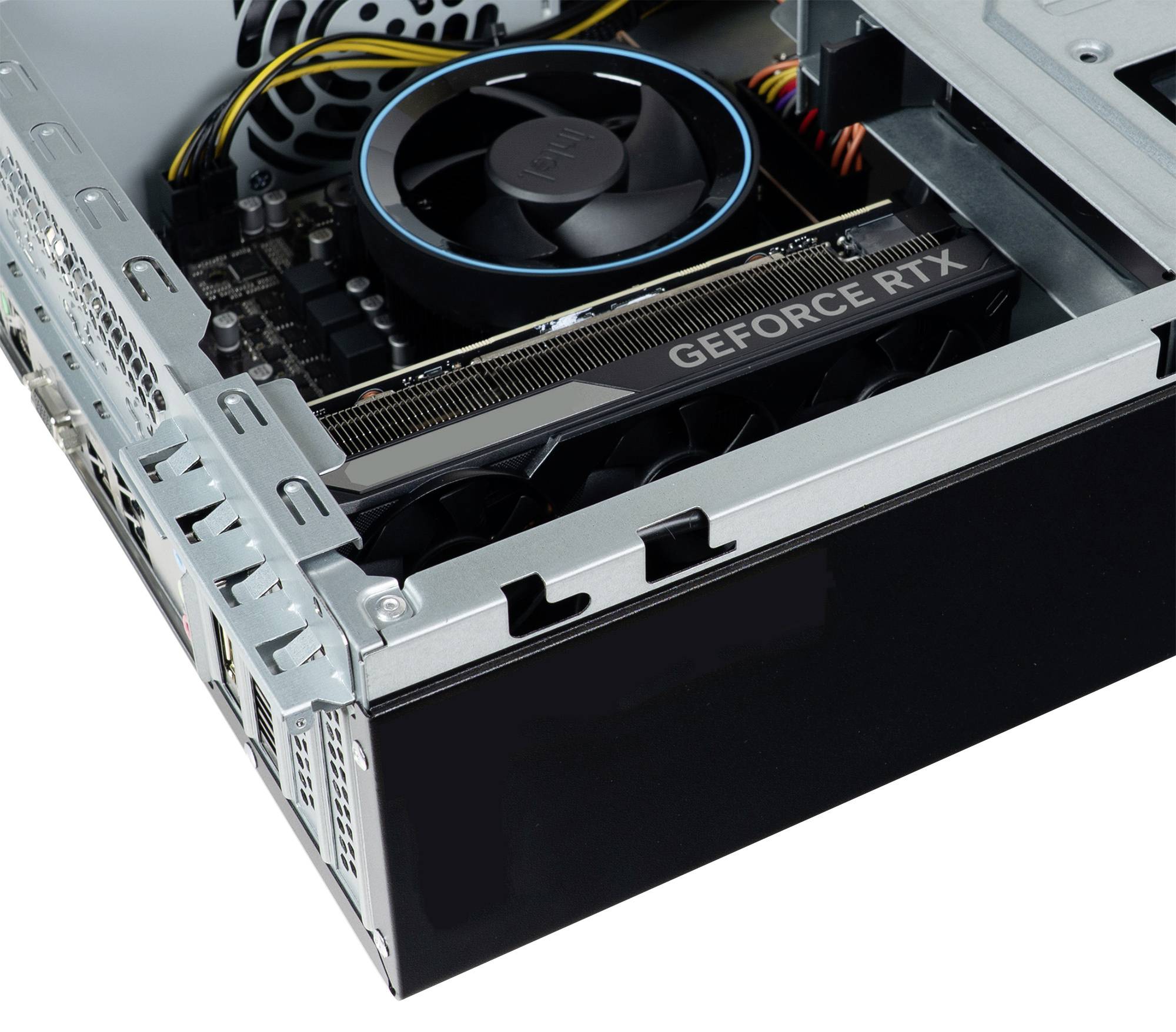 Das Innenleben eines Desktopcomputers mit einer GeForce RTX Grafikkarte und einem installierten Kühlventilator, sichtbare Verkabelung und Komponenten.