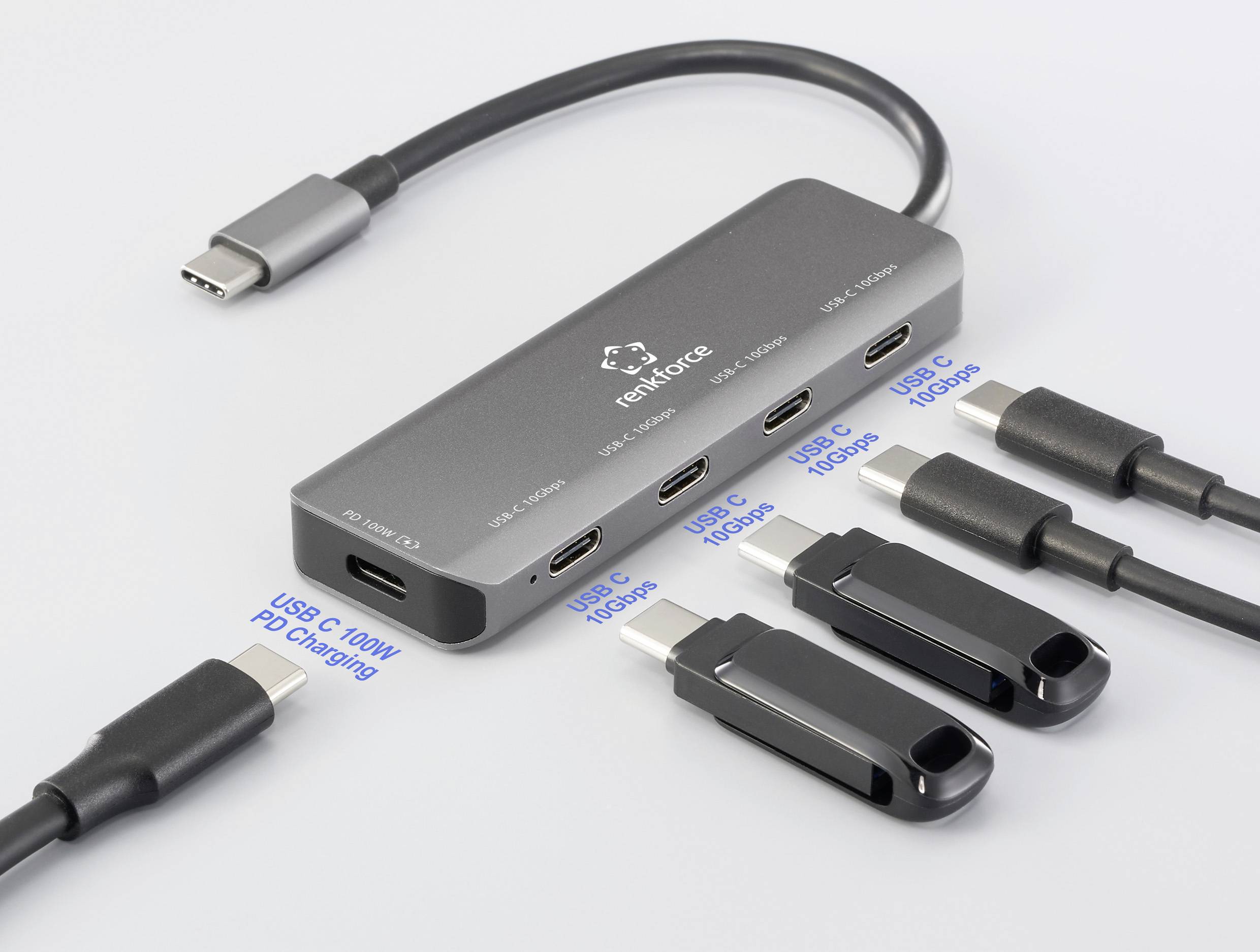 Ein Mehranschluss-Adapter mit fünf USB-C-Anschlüssen, beschriftet mit verschiedenen Geschwindigkeitsstufen und Ladeleistungen, zusammen mit Verbindungskabeln.