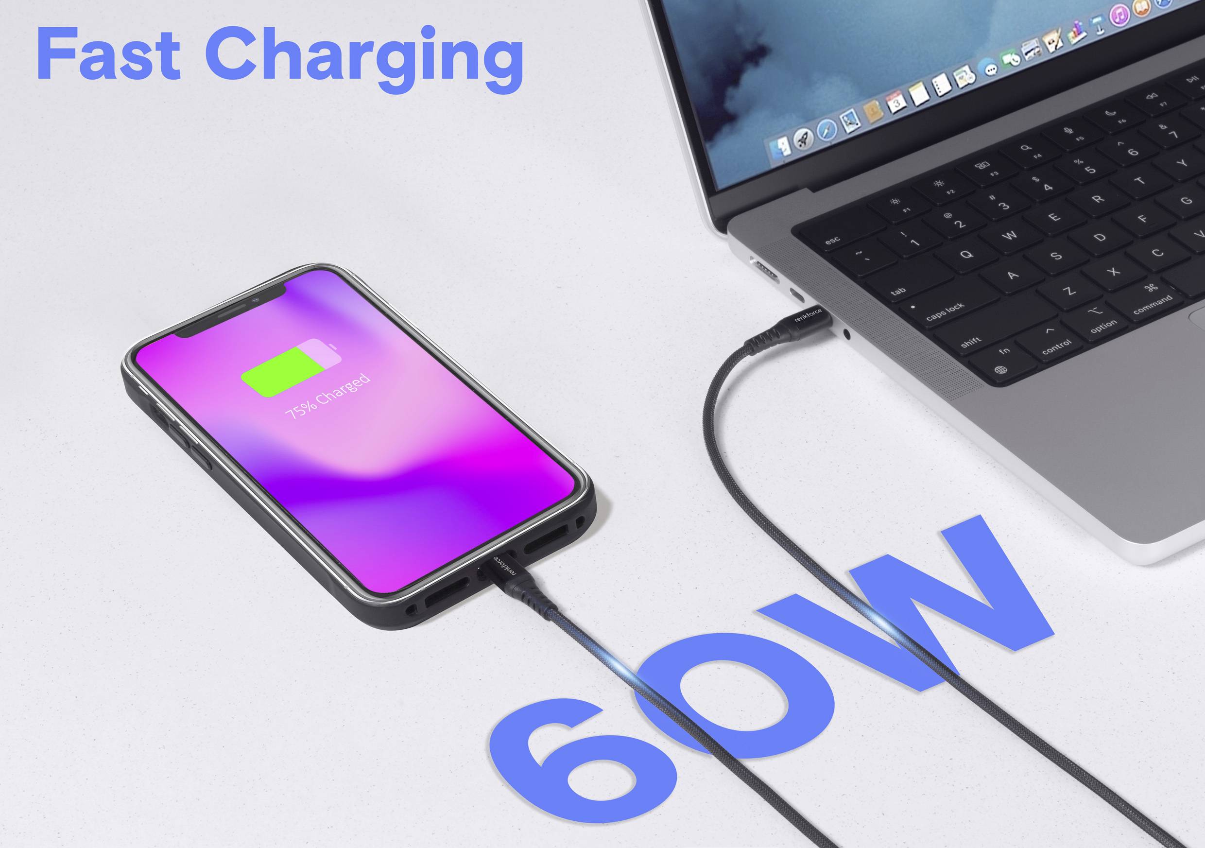 Ein Smartphone, das mit einem Kabel mit einem Laptop verbunden ist und 