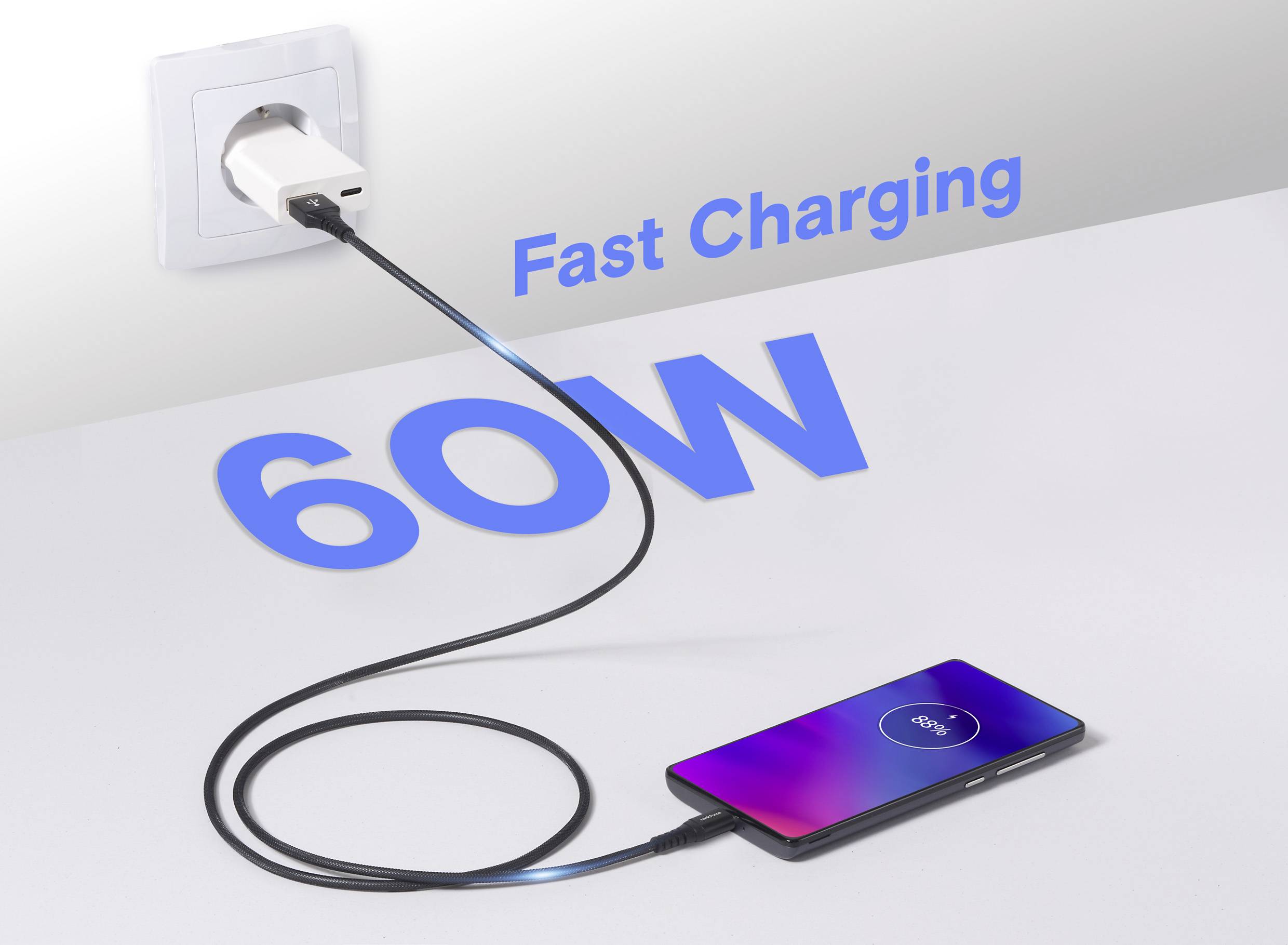 Ein Smartphone, das an ein Ladegerät angeschlossen ist, welches in eine Wandsteckdose gesteckt ist, mit dem Text 