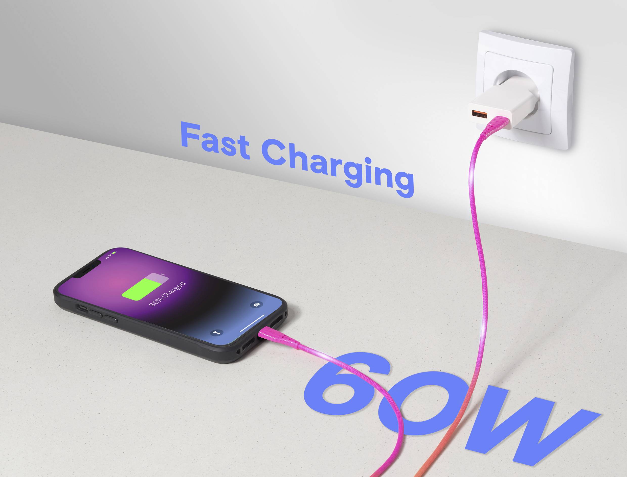 Ein Smartphone mit sichtbarem Ladestatus-Symbol ist über ein rosa Kabel mit einer Wandsteckdose verbunden. Der Text lautet „Schnellladen