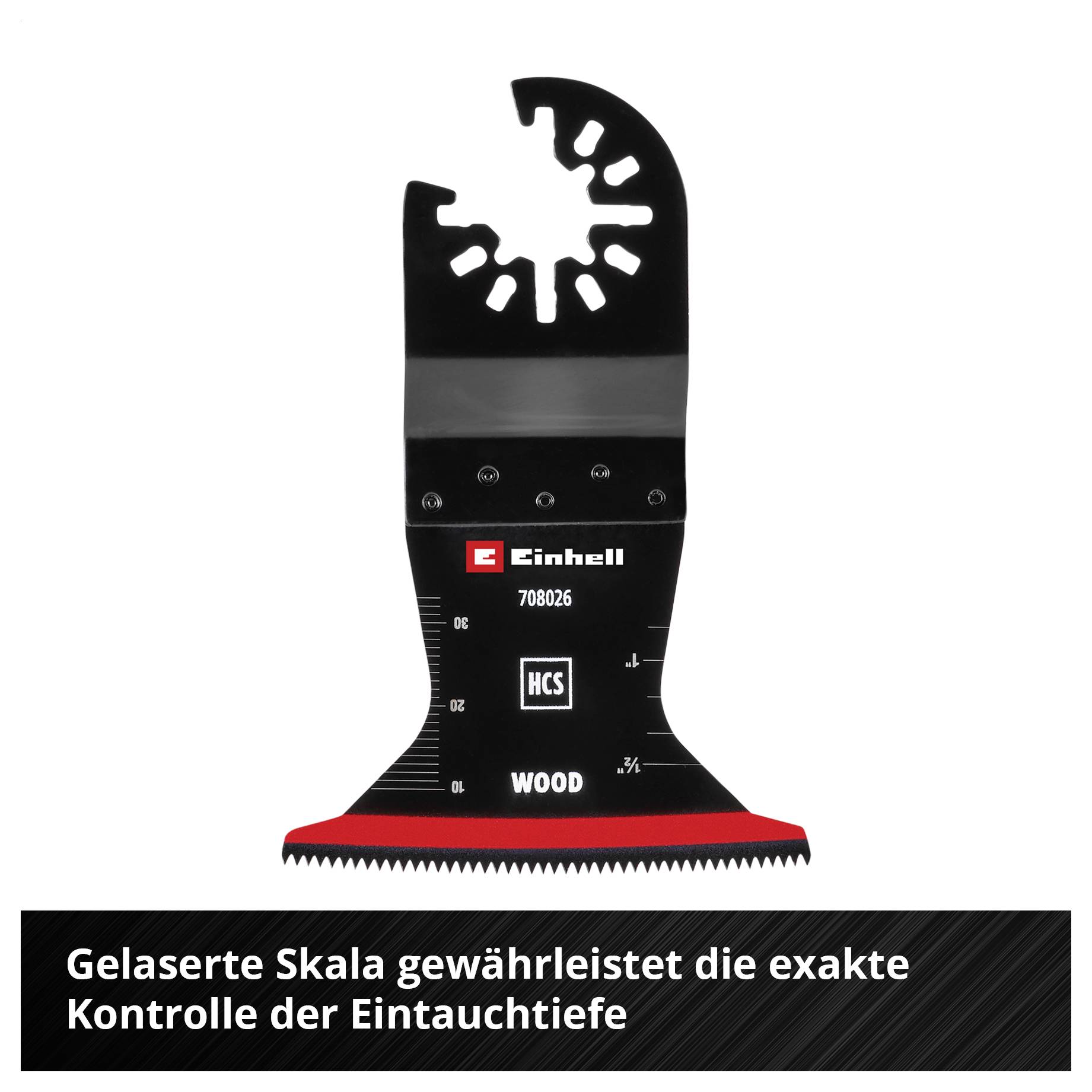 Eine Hand leert einen Handfeger in einen Mülleimer und zeigt effiziente Staubentsorgung.