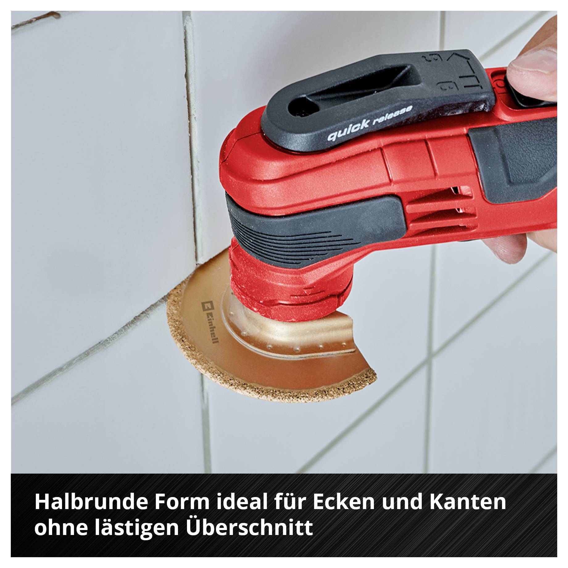 Multifunktionstool mit halbrundem Schleifaufsatz schleift Kachelecke. Text: 'Halbrunde Form ideal für Ecken und Kanten ohne lästigen Überschnitt'.