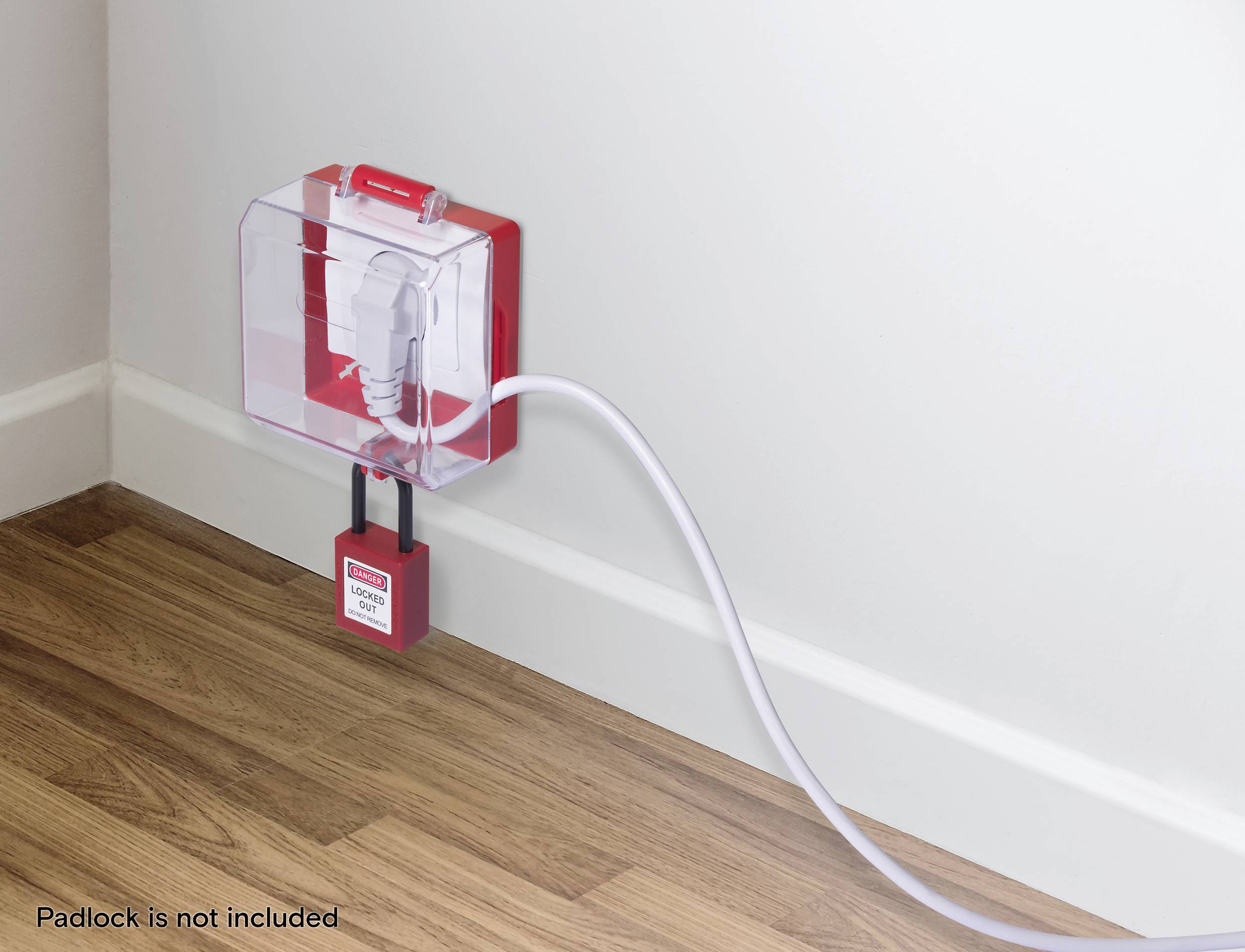 Eine Wandsteckdose, gesichert mit einer transparenten Sicherheitsabdeckung und einem roten Sperrschild. Ein weißes Kabel ist in die Steckdose eingesteckt. Vorhängeschloss nicht im Lieferumfang enthalten.