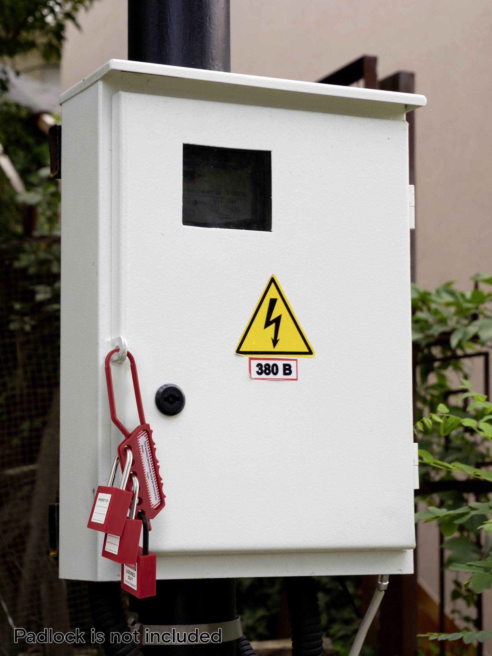 Elektrische Schaltanlage auf einem Mast mit einem '380 V' Warnschild und mehreren Ausschaltungsetiketten.