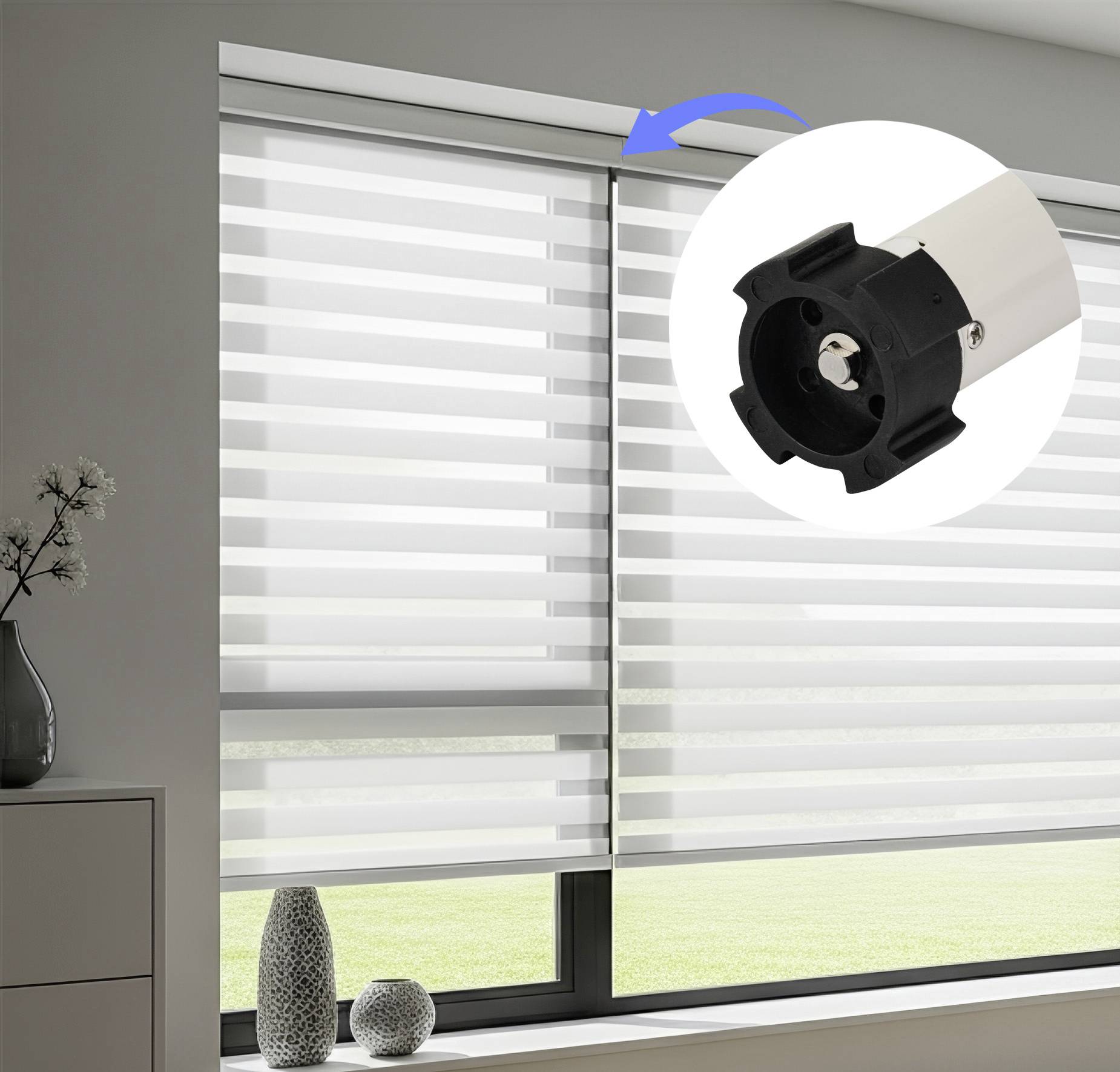 Ein moderner Raum zeigt lichtdurchlässige horizontale Jalousien an einem Fenster. Ein Ausschnitt hebt eine mechanische Komponente der Jalousiensteuerung hervor.