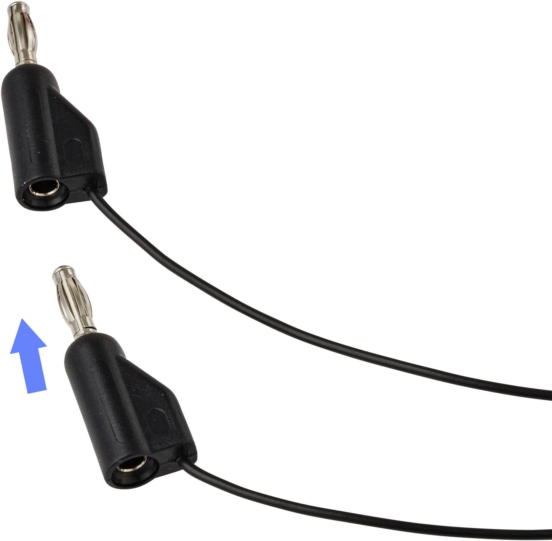 Zwei schwarze Bananenstecker, die durch ein Kabel verbunden sind. Ein blauer Pfeil zeigt auf die Metallspitze eines Steckers und gibt die Verbindungsrichtung an.