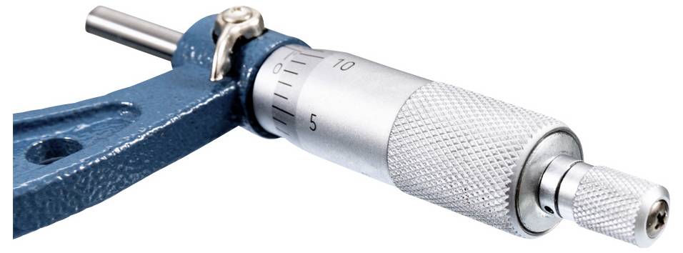 Eine Nahaufnahme eines Mikrometers mit mechanischem Zifferblatt und numerischen Markierungen von 0 bis 10, verwendet für präzise Messungen.
