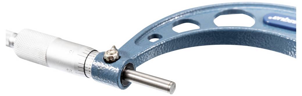 Eine Nahaufnahme eines blauen Mikrometers, die den Amboss und die Spindel mit einer Präzisionsskala zeigt, die zur genauen Messung kleiner Abstände verwendet wird.