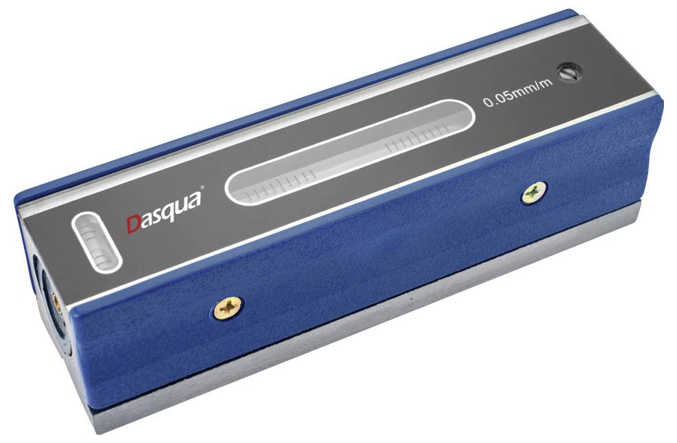 Ein blauer rechteckiger Präzisionsnivelliermaßstab mit einem Metalloberteil, der mit 'dasqua' und '0,05mm/m' markiert ist und zur Messung von Ebenheit und Ausrichtung verwendet wird.