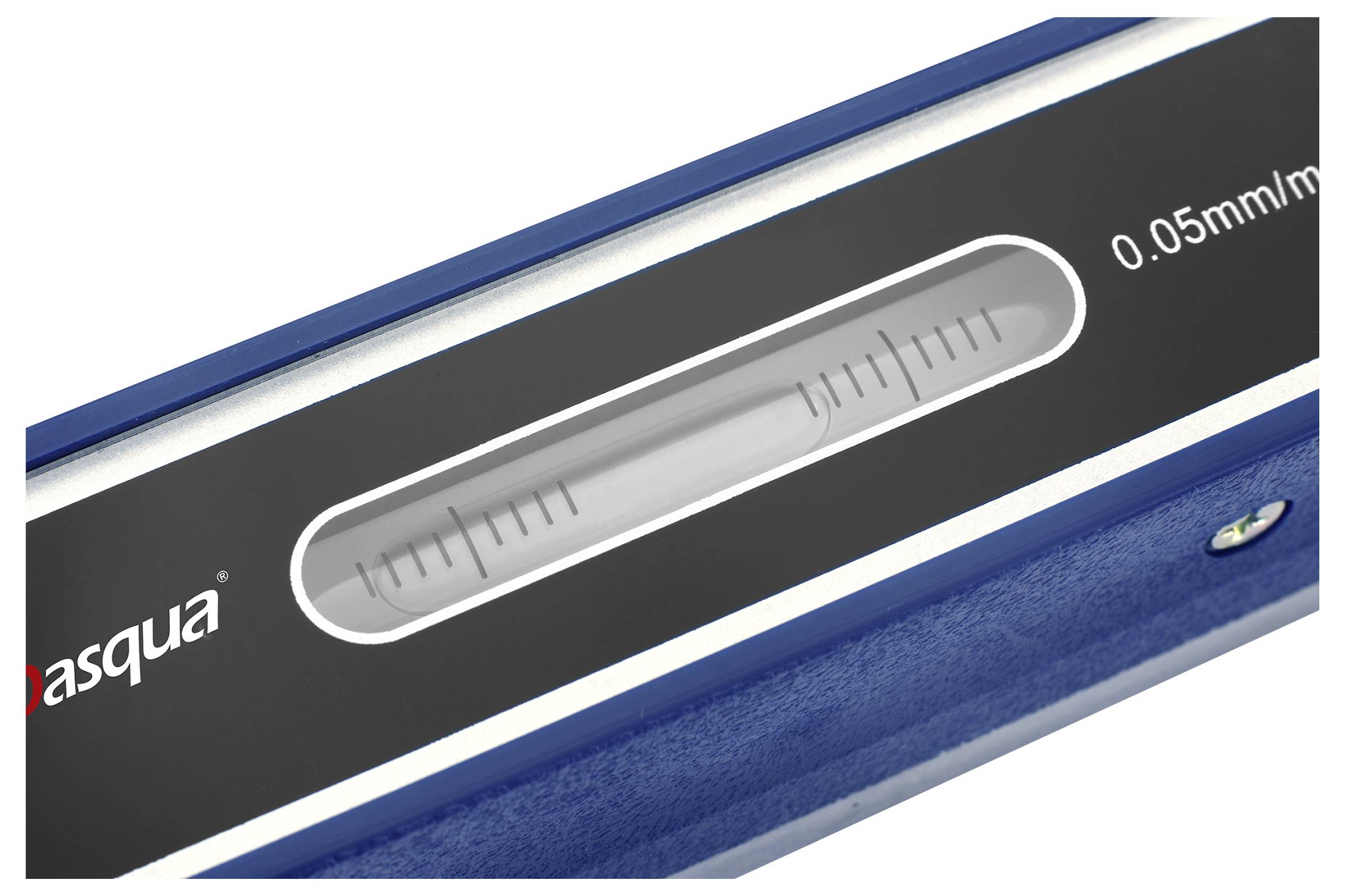 Detailaufnahme eines blauen Messschiebers mit einer Messskala, gekennzeichnet mit '0,05 mm', die präzise Details eines Messinstruments zeigt.