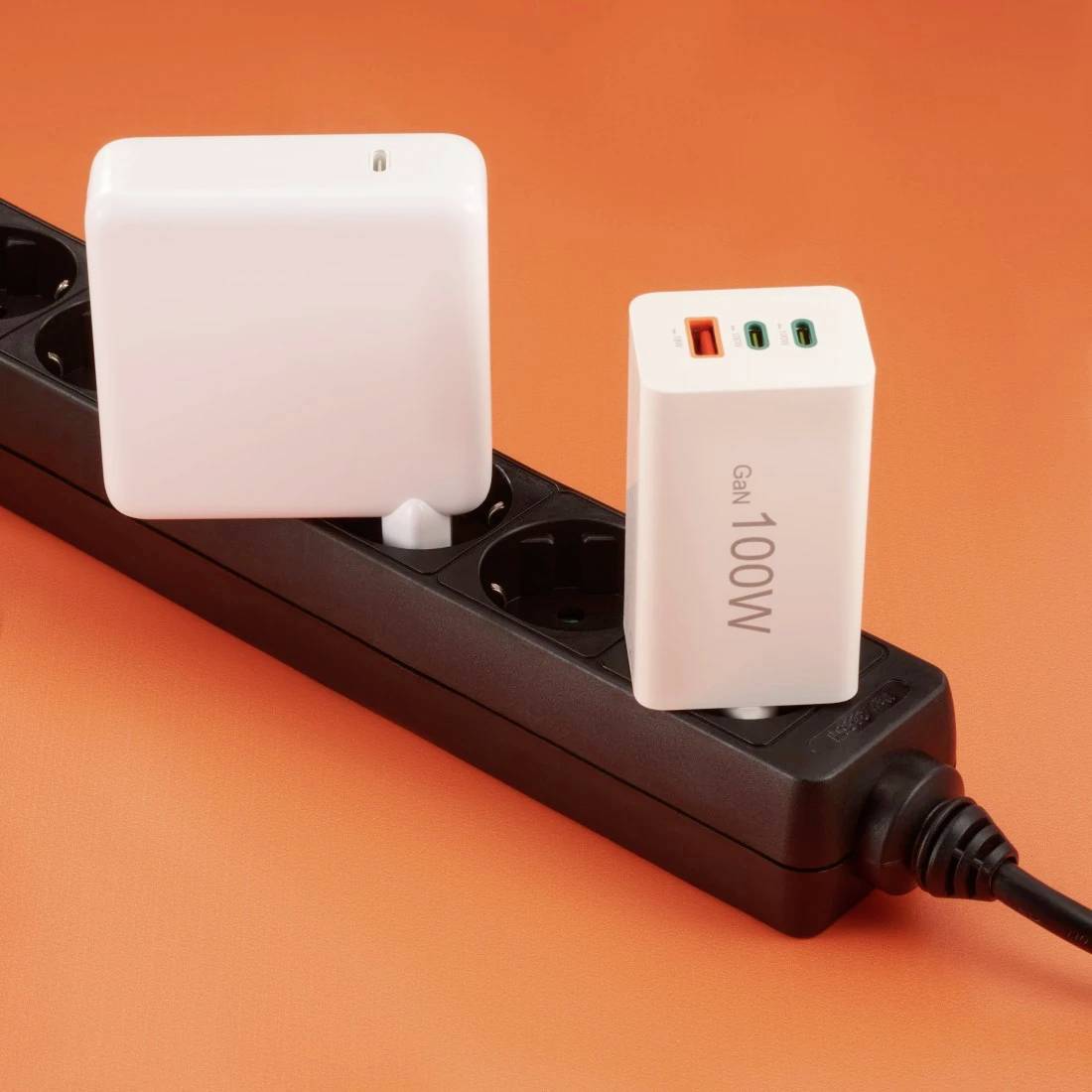 Hama Schnellladegerät, GaN, 2x USB-C, 1x USB-A, Mini-Ladegerät, PD, 100 W, Weiß USB Ladegerät 100W Weiß