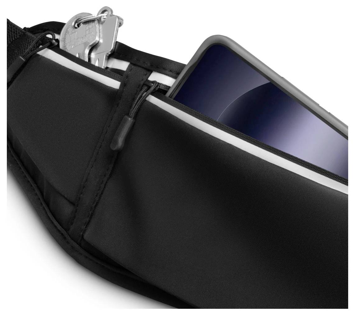 Ein Nahaufnahmebild einer schwarzen Reißverschlusstasche, in der ein Smartphone und ein silberner Schlüssel teilweise sichtbar sind.