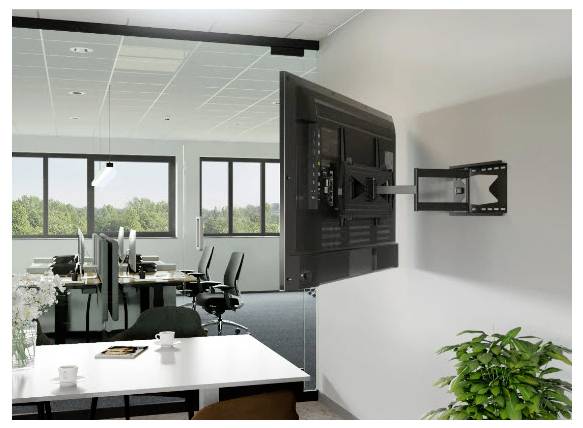 Ein Büroraum mit Schreibtischen und Stühlen, mit einem an einem verstellbaren Arm montierten Fernseher im Vordergrund, neben einer Pflanze.