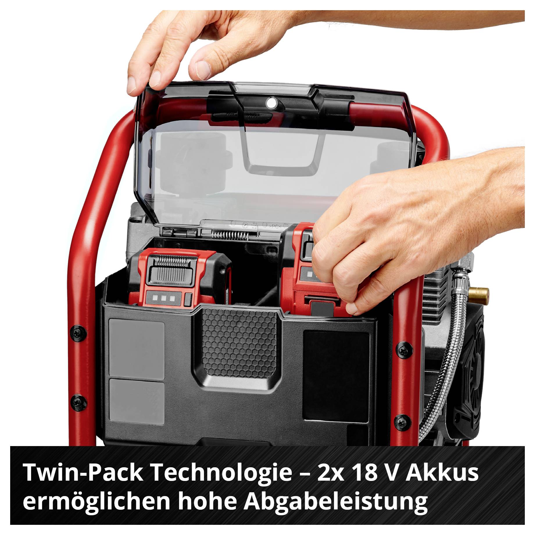 Hände setzen zwei 18-V-Akkus in ein rotes Gerät ein; Text: 'Twin-Pack Technologie – 2x 18 V Akkus ermöglichen hohe Abgabeleistung'.