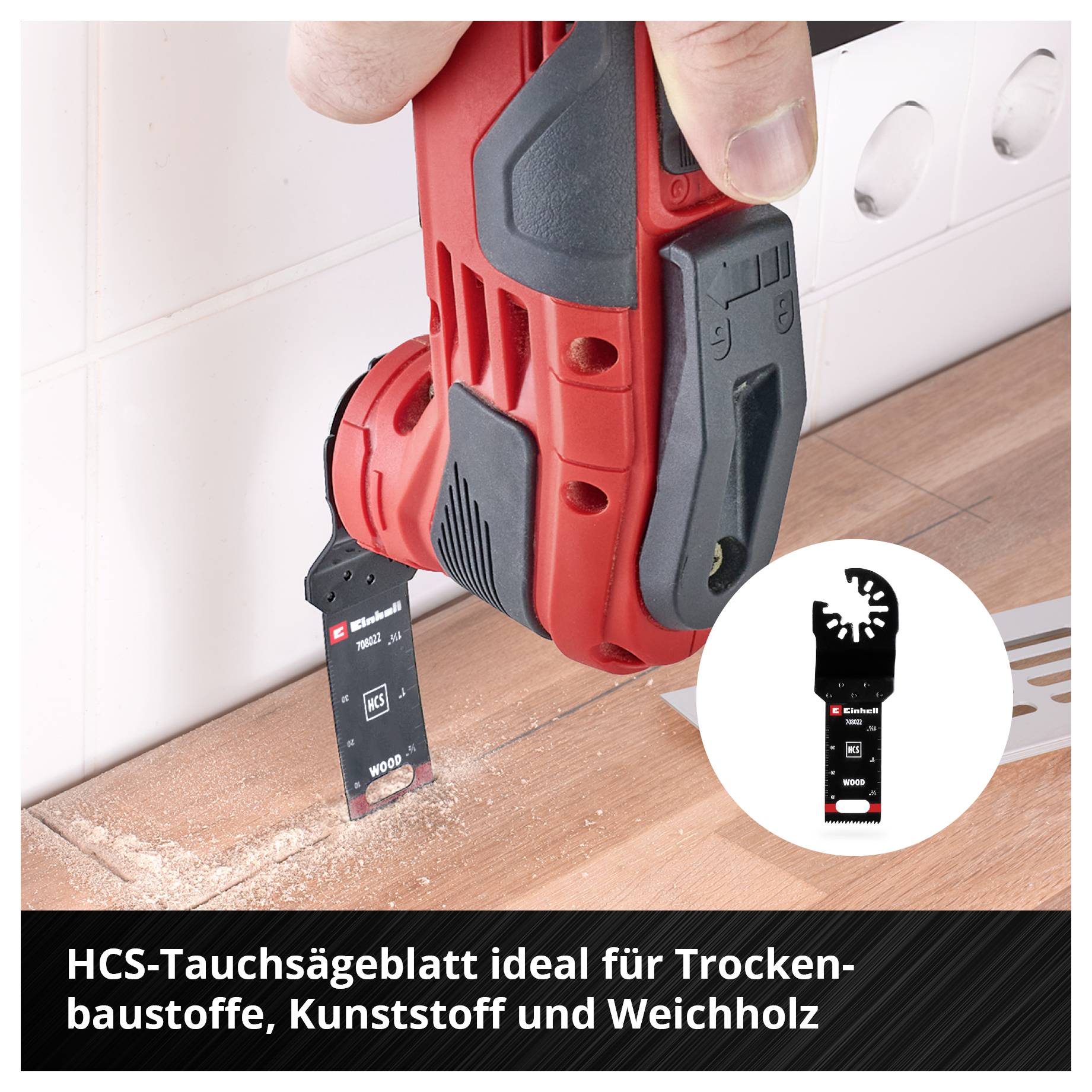 Jemand verwendet ein elektrisches Multitool mit einem Sägeblatt, um in Holz zu schneiden. Text sagt: 'HCS-Tauchsägeblatt ideal für Trockenbaustoffe, Kunststoff und Weichholz'.