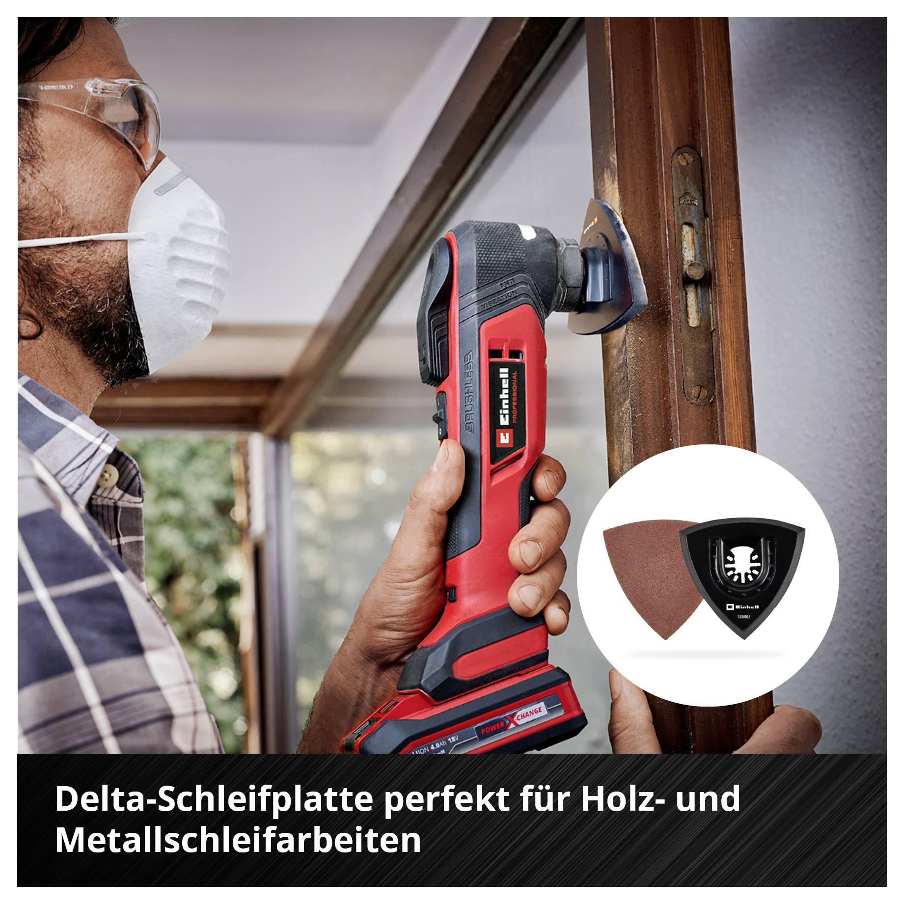 Mann mit Mundschutz verwendet roten Delta-Schleifer an einem Fensterrahmen, geeignet für Holz- und Metallschleifarbeiten.