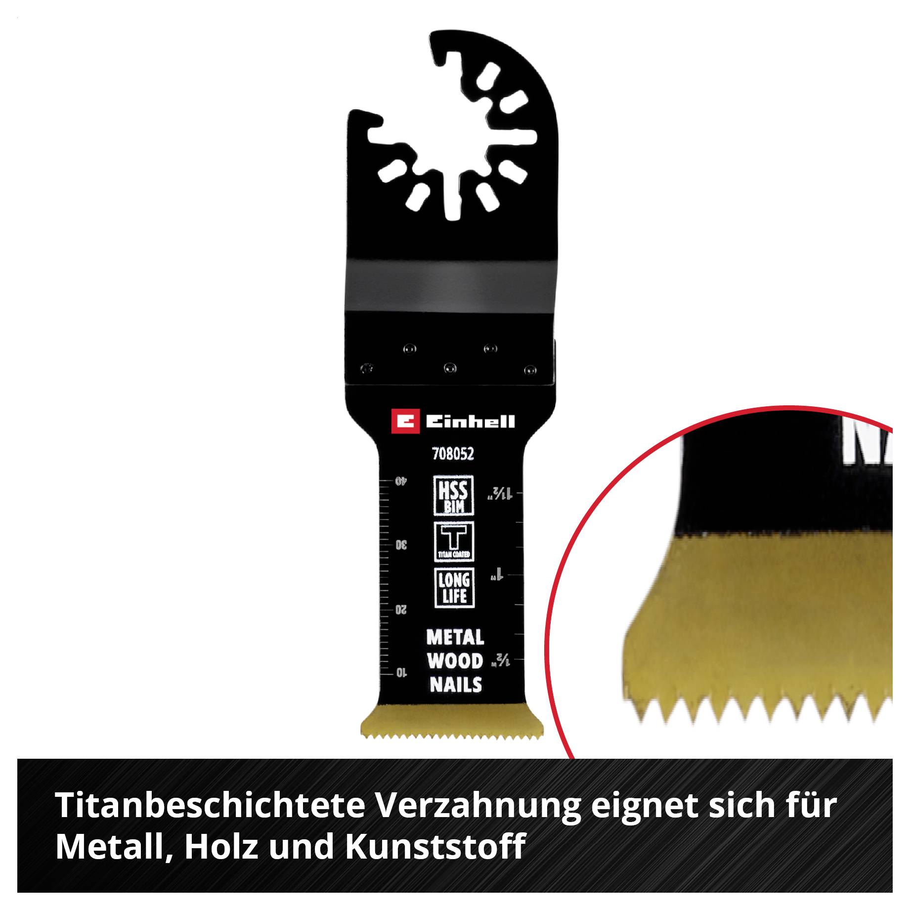 Ein schwach beleuchtetes Industriegebiet in der Dämmerung, das einen Lastwagen, gestapelte Versandcontainer und helle Lichter zeigt, die eine gewellte Metallwand beleuchten.