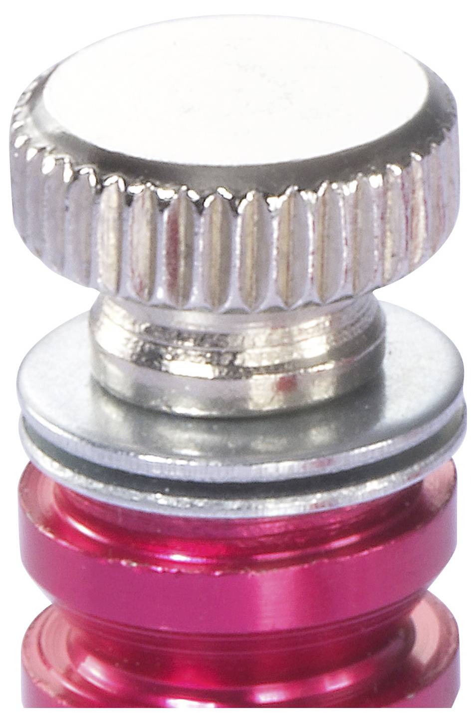 Eine Nahaufnahme einer roten und silbernen Ventilkappe mit gerilltem Griff, die deren metallische Textur und zylindrische Form hervorhebt.