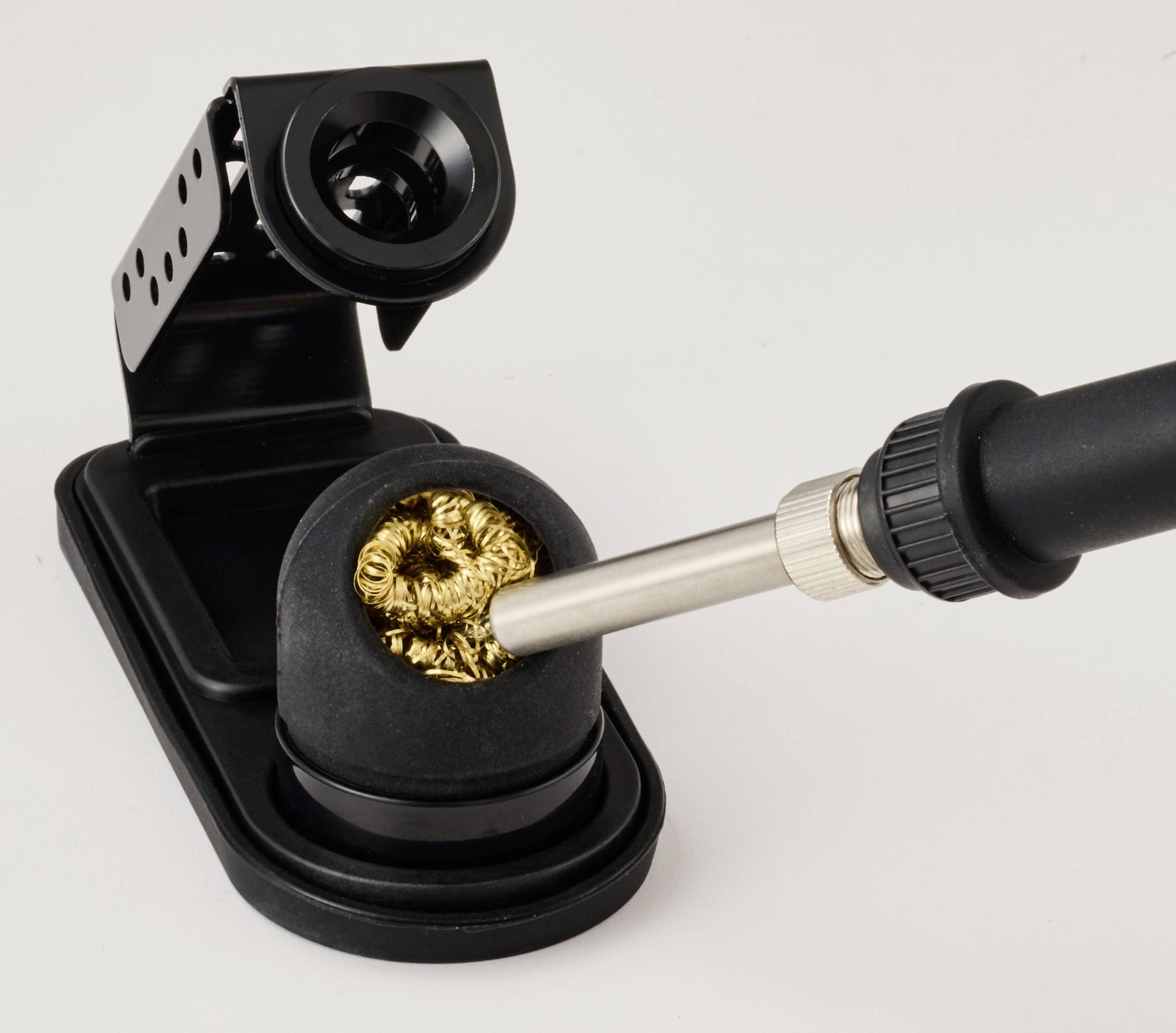 Lötkolbenhalter mit einer Messingsvliesschwamm zum Reinigen der Lötspitze, der einen Lötkolben zeigt, der auf dem Schwamm zur Wartung positioniert ist.