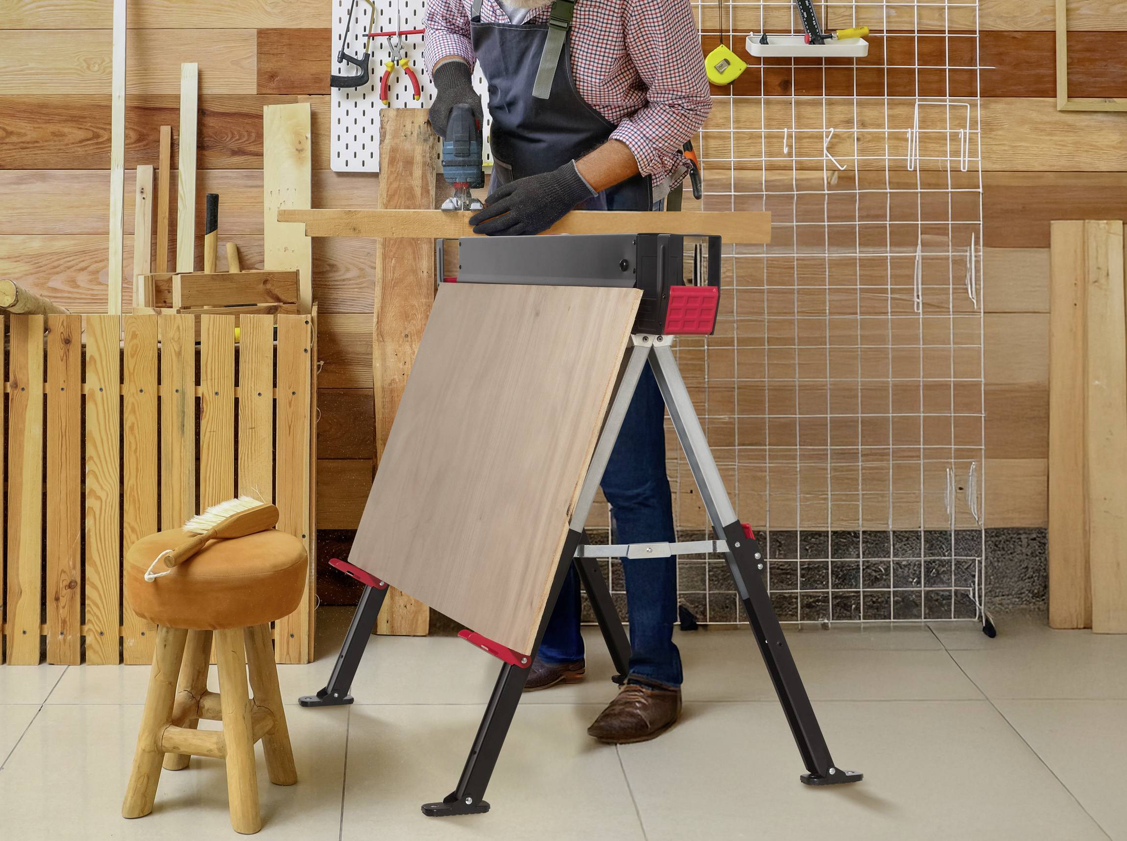 Eine Person bedient einen Bohrer an einem Holzbrett in einer Werkstattumgebung. Verschiedene Werkzeuge und Materialien sind im Hintergrund sichtbar.