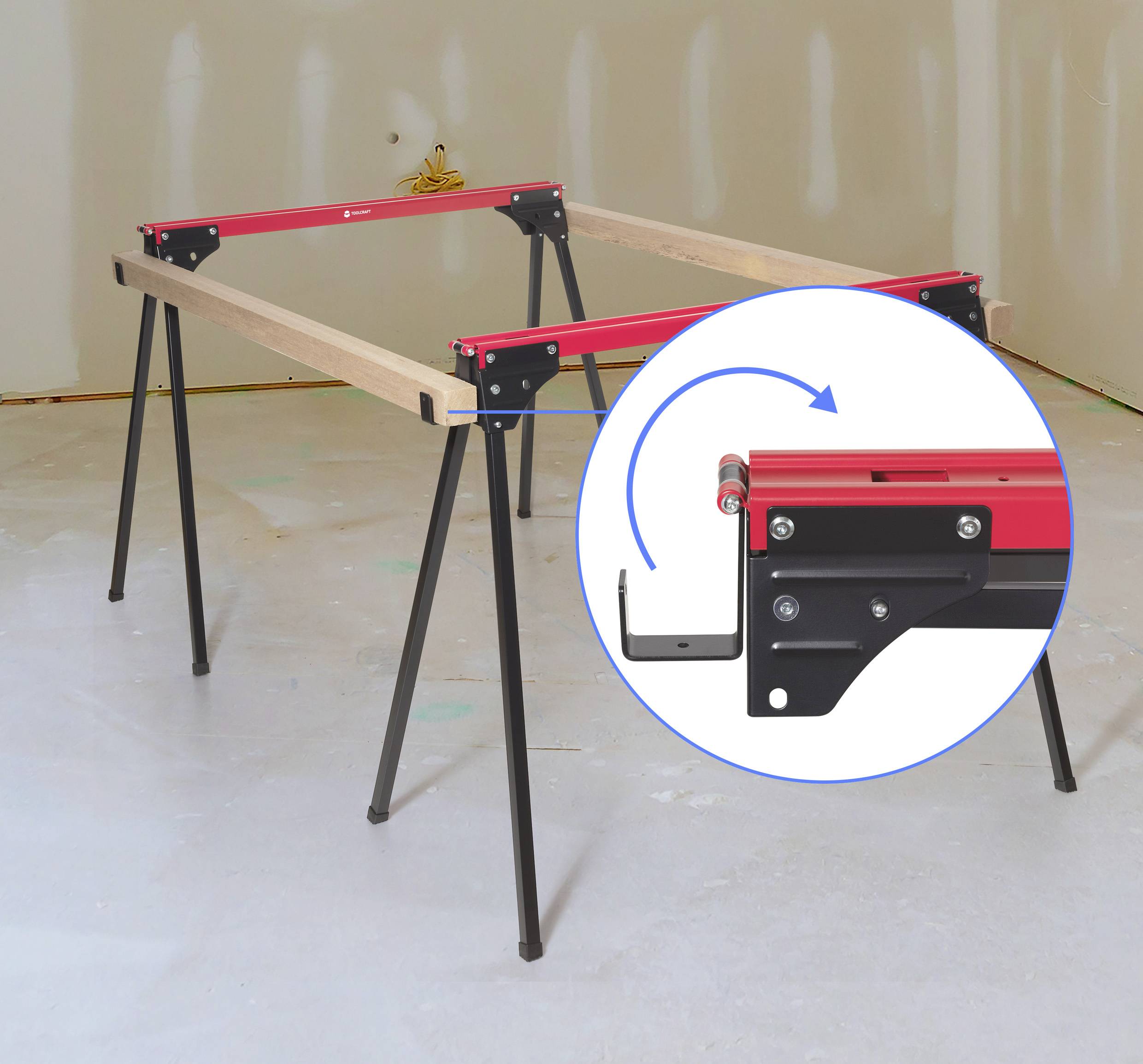Eine mobile Werkbank mit roten Metallhalterungen und schwarzen Beinen; Detailansicht zeigt Nahaufnahme der Halterung für Höheneinstellung und Befestigung.