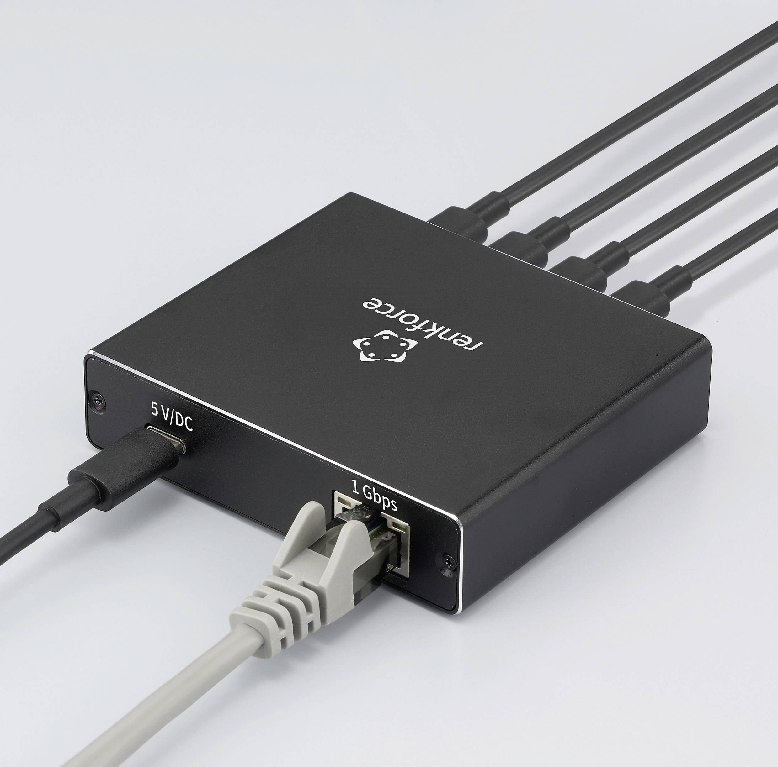 Ein schwarzer Netzwerkswitch mit der Beschriftung 'Telkforce', versehen mit Anschlüssen für '5 VDC' und '1 Gbps', der durch mehrere Kabel verbunden ist und einen Datentransfer andeutet.