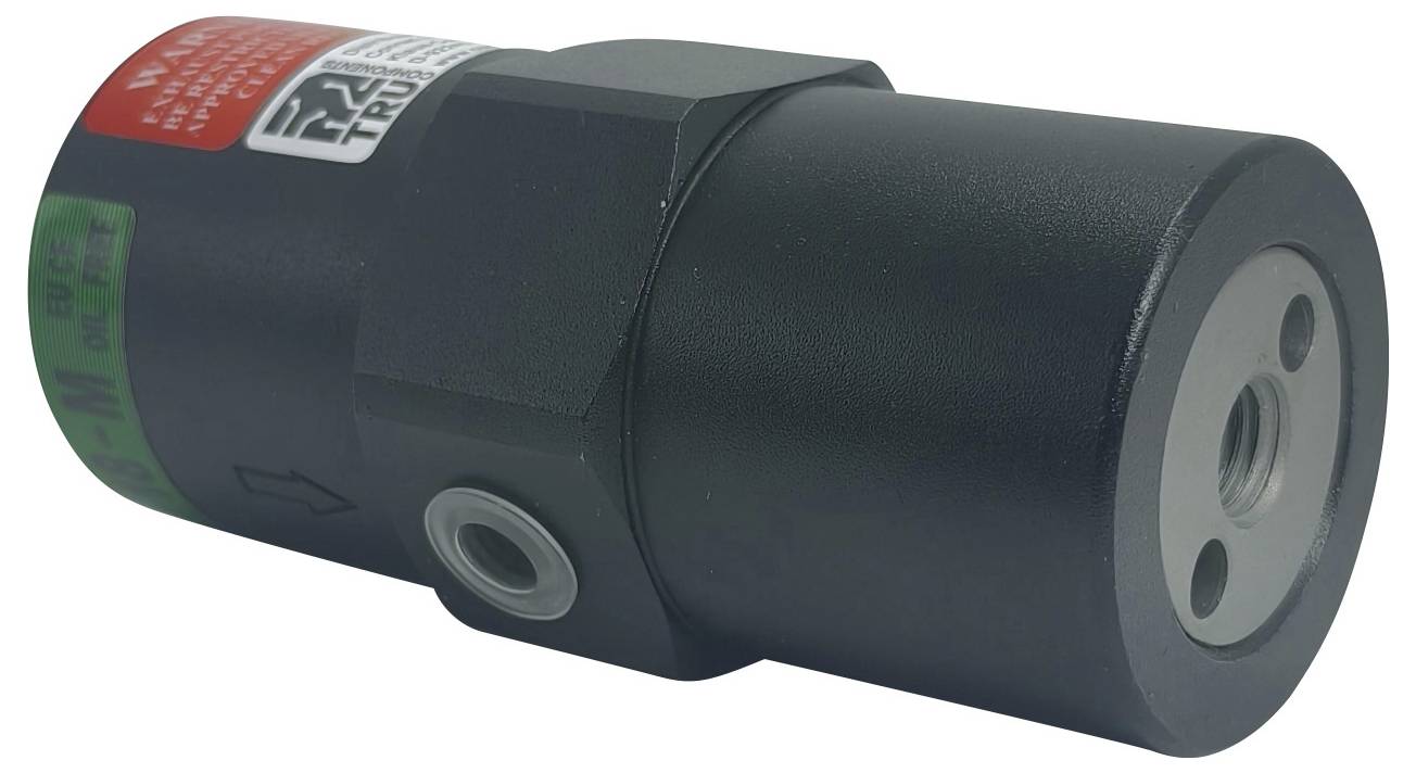 Ein schwarzes industrielles Ventil mit einer zylindrischen Form und rotem Etikett, das mit einem Pfeil die Fließrichtung anzeigt und mehrere Anschlusspunkte aufweist.