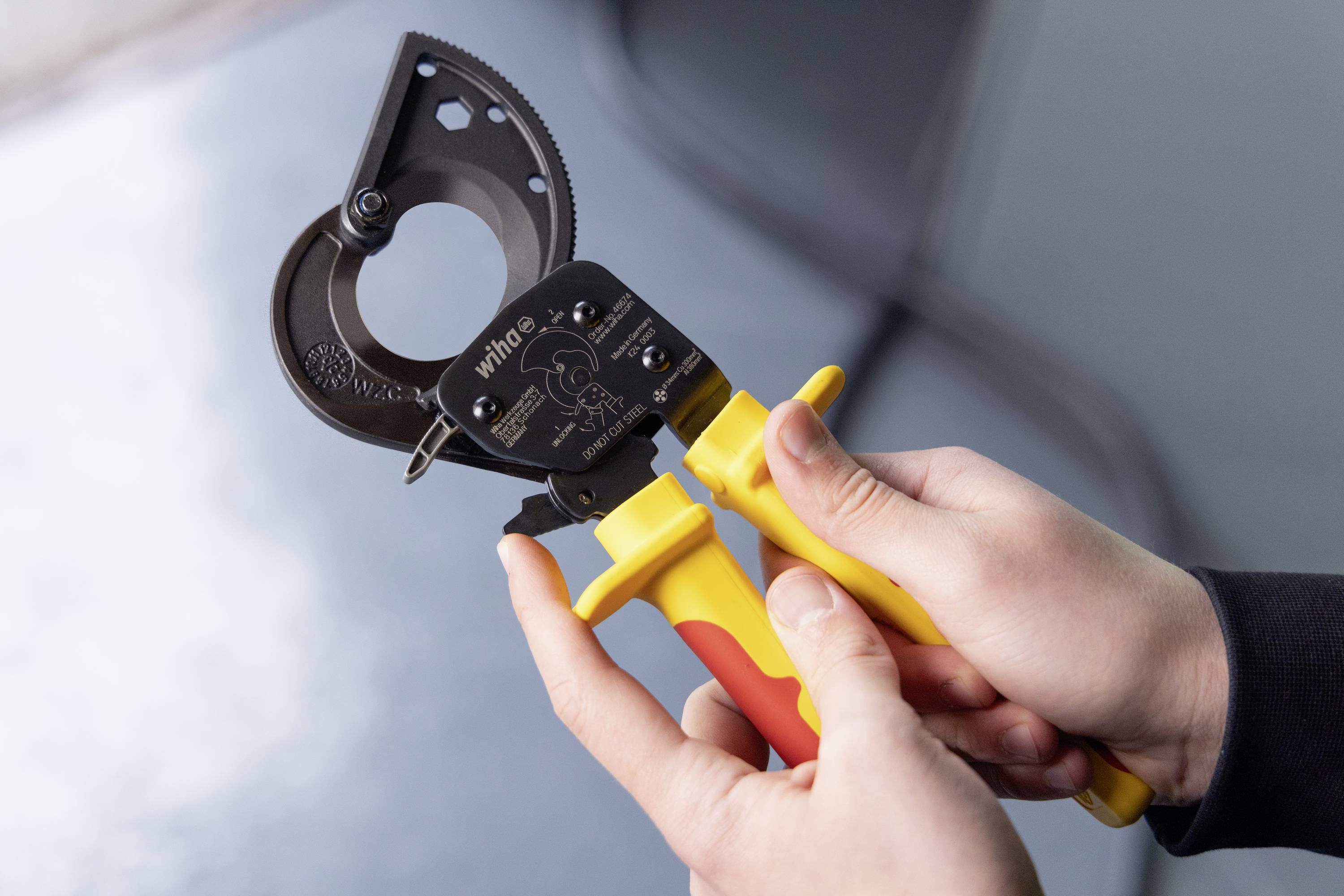 Wiha 46674 Kabelschneider Geeignet für (Abisoliertechnik) Alu- und Kupferkabel, ein- und mehrdrähtig 34mm 300mm²