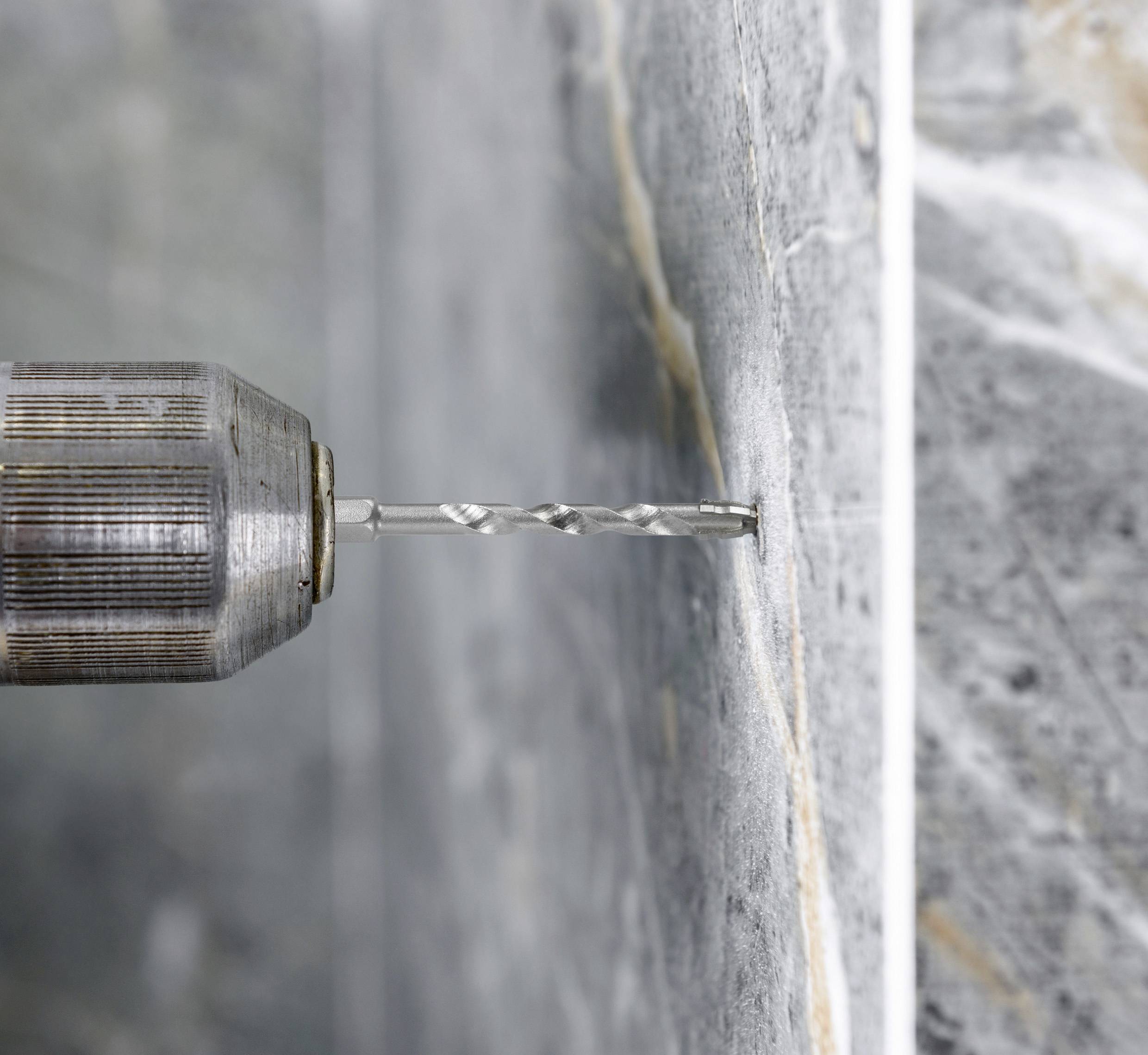 Eine Bohrmaschine bohrt ein Loch in eine Betonwand.