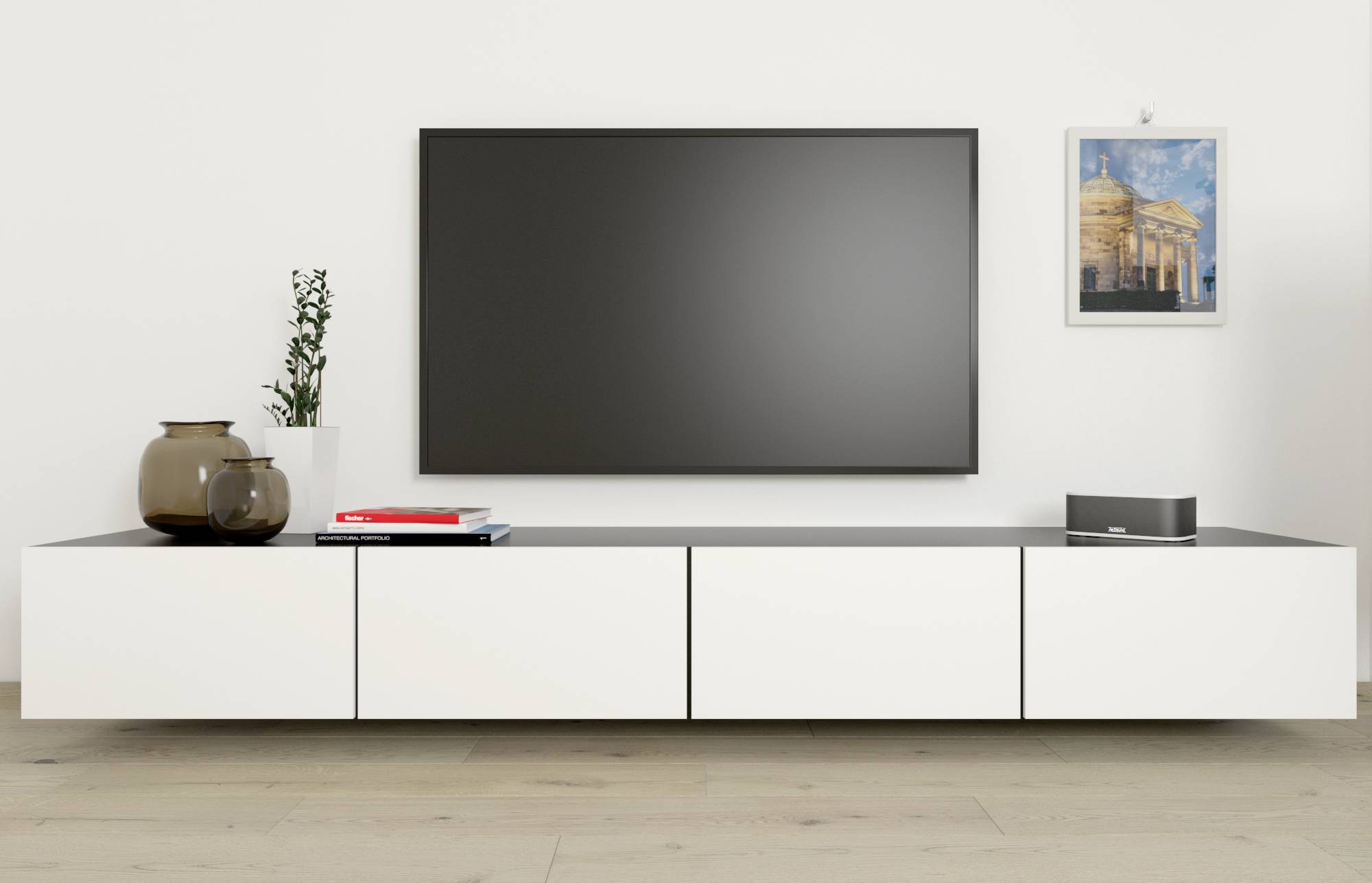Ein modernes Wohnzimmer mit einem Flachbild-Fernseher, der über einer minimalistischen weißen Medienkonsole montiert ist. Auf der Konsole befinden sich eine Zimmerpflanze, Bücher und Dekorationsgegenstände.