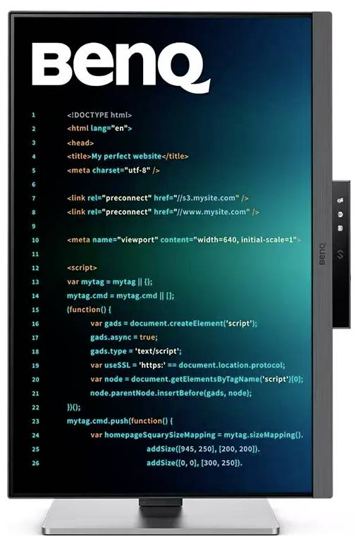 Ein BenQ-Monitor, der HTML- und JavaScript-Code für die Metadaten und Werbe-Skriptfunktionen einer Website vor einem dunklen Hintergrund anzeigt.