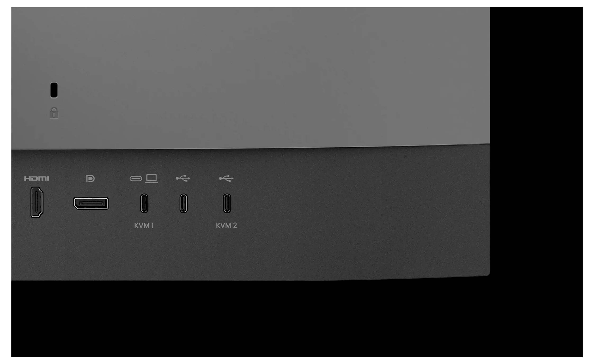 Das Bild zeigt einen Abschnitt eines Geräts mit verschiedenen Anschlüssen, die auf einem dunklen Hintergrund als HDMI, DisplayPort, KVM1 und KVM2 gekennzeichnet sind.