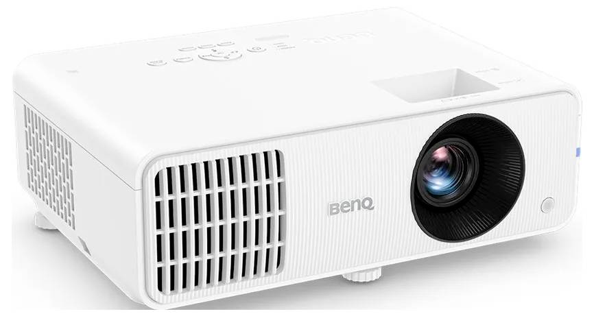 Ein weißer BenQ-Projektor mit einer Linse rechts, Lüftungsschlitzen links und Bedienungselementen auf der Oberseite, der für Präsentationen konzipiert ist.