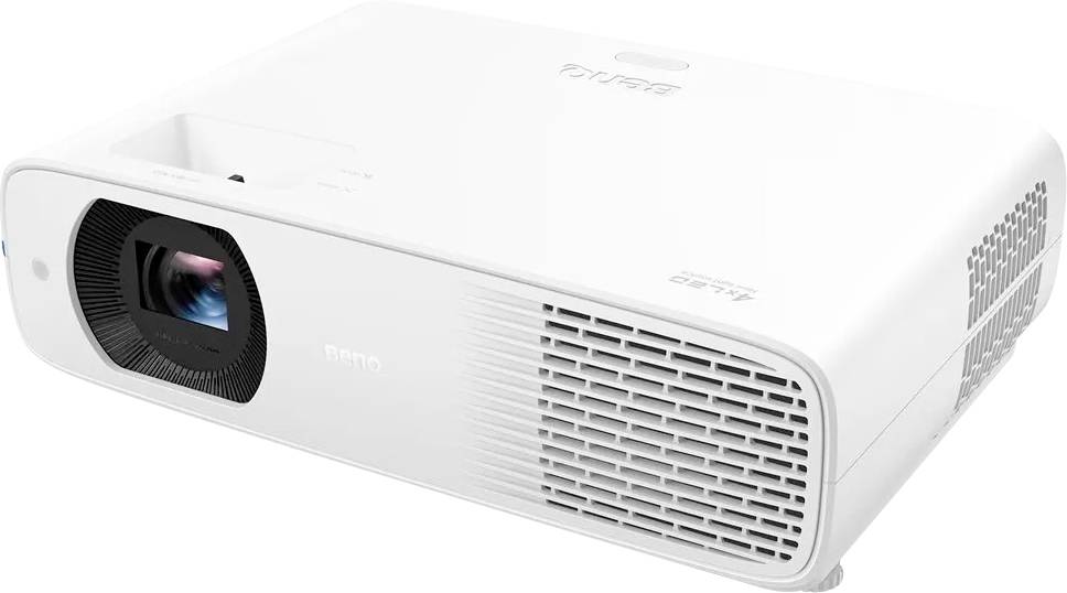 Ein weißer Multimediaprojector mit einer markanten Linse, Belüftung an der Seite und Modelldetails oben, geeignet für Büro oder Heimgebrauch.