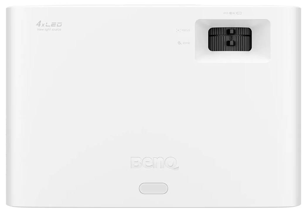 Ein weißer BenQ-Projektor, von vorne betrachtet, der die Linse und Belüftungsbereiche zeigt, mit Markenlogo in der Nähe des unteren Randes.