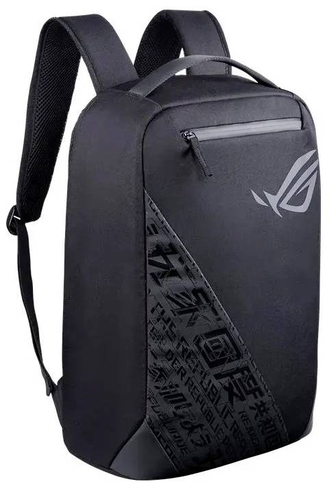 Ein schlanker schwarzer Rucksack mit kantigem Design, ausgestattet mit einer Reißverschlusstasche und einem Emblem auf der Vorderseite. Der Riemen ist verstellbar für optimalen Tragekomfort.