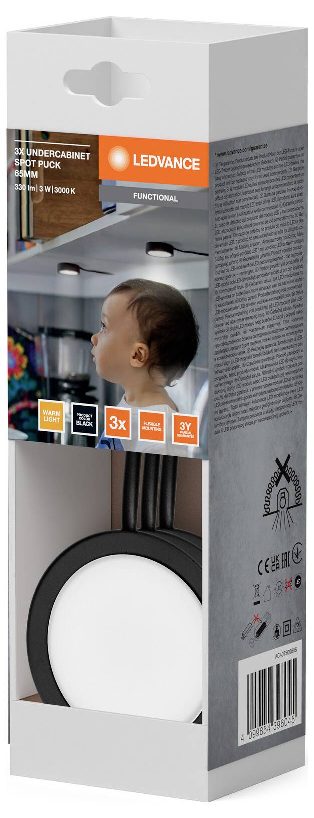 Verpackungsbox für eine Ledvance-Funktionsdeckenleuchte mit Foto einer Person unter der Leuchte, Produktfunktionen, Zertifizierungssymbolen und einem Strichcode.