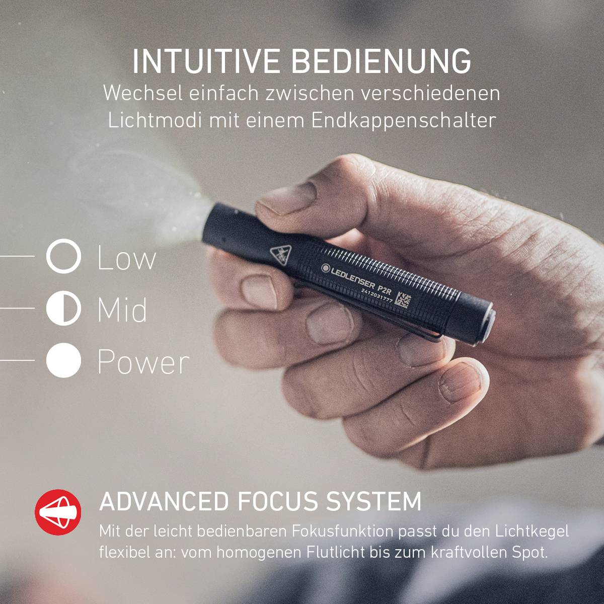 Eine Hand hält eine Taschenlampe mit Anzeige der Modi: Low, Mid, Power. Text beschreibt einfache Bedienung und Fokussystem.