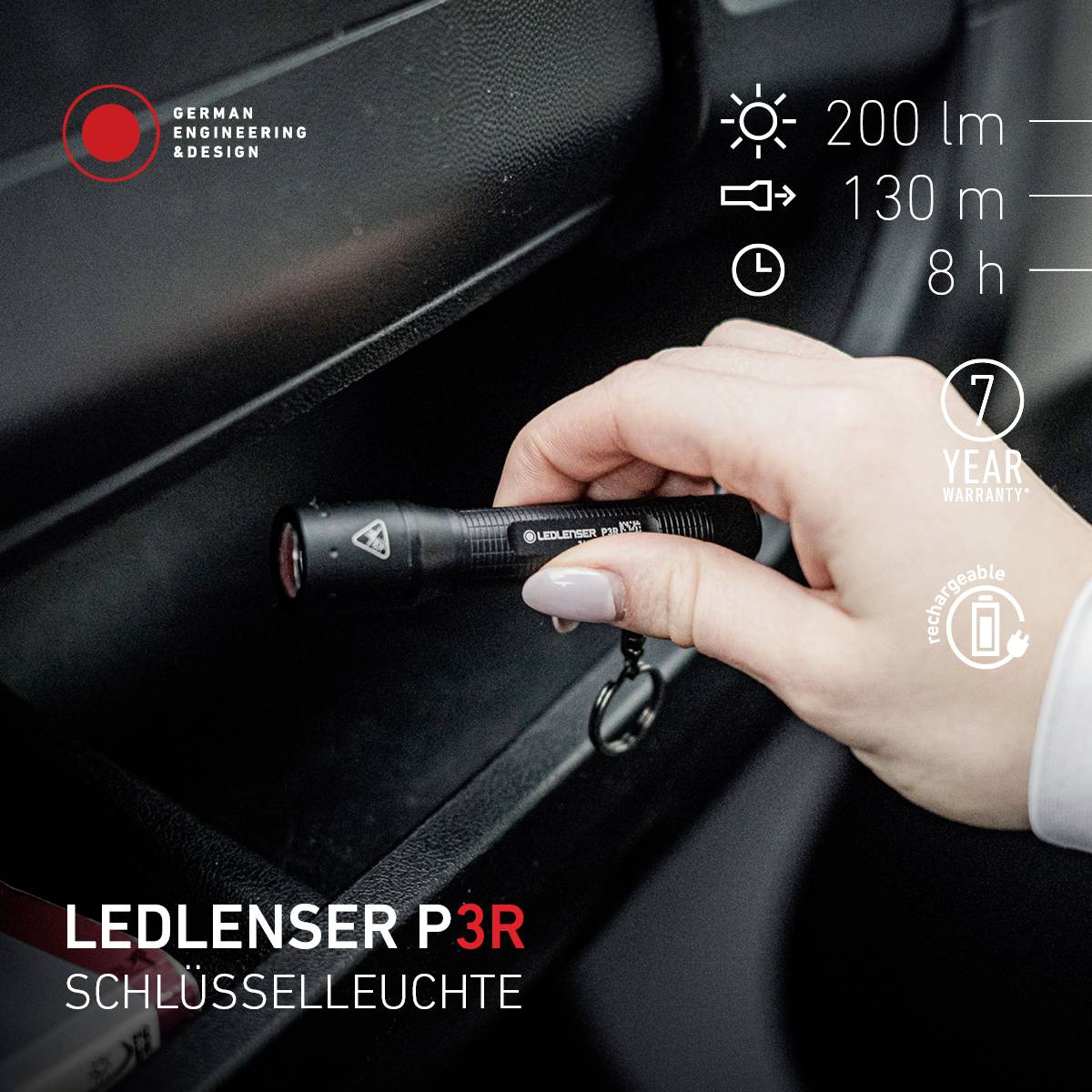 Hand hält eine LED-Taschenlampe 'LEDLENSER P3R'. Helligkeit 200 lm, Reichweite 130 m, Laufzeit 8 h, 7 Jahre Garantie, wiederaufladbar.