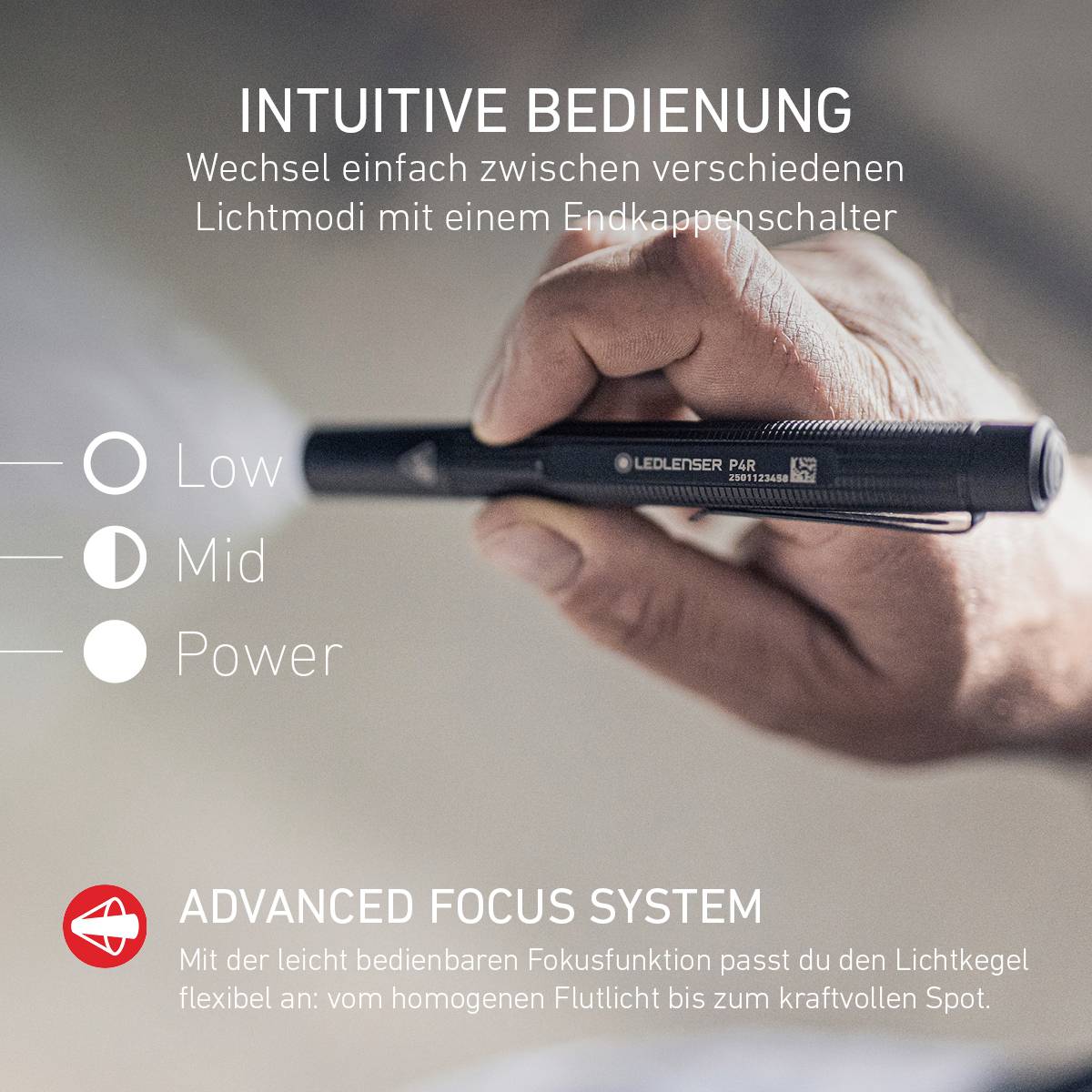 Hand hält eine LED-Taschenlampe mit drei Leuchtmodi: Low, Mid, Power. Beschriftung sagt: Intuitive Bedienung, Advanced Focus System.